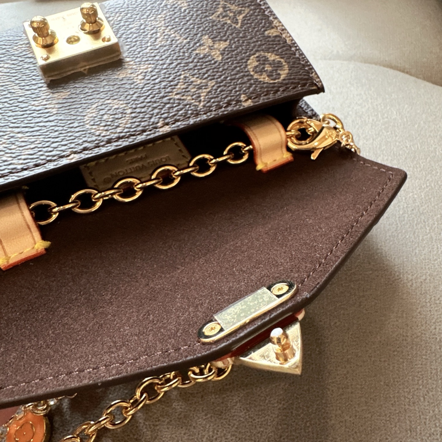 Louis Vuitton（路易威登）最新爆款⭐️⭐️⭐️腰链小腰包，专柜材质配磨砂底、配纯铜五金扣，时