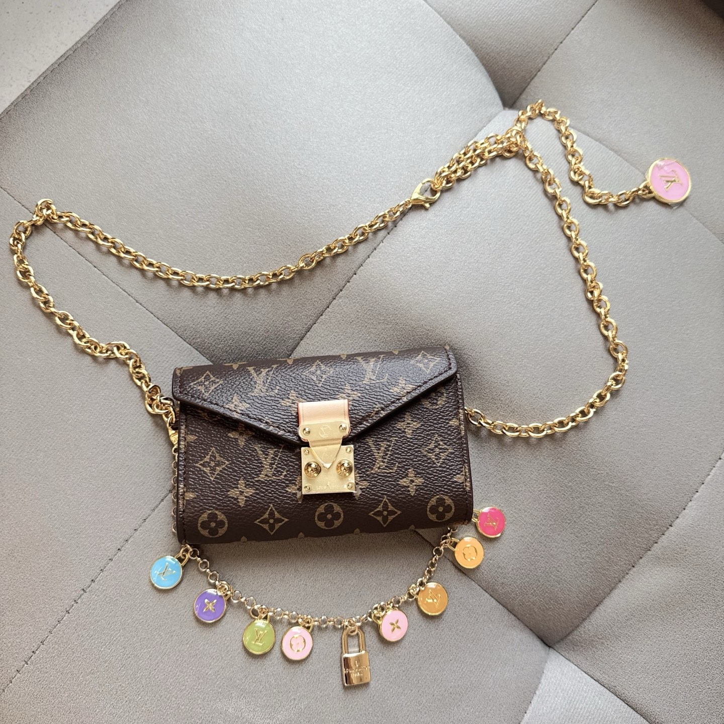 Louis Vuitton（路易威登）最新爆款⭐️⭐️⭐️腰链小腰包，专柜材质配磨砂底、配纯铜五金扣，时