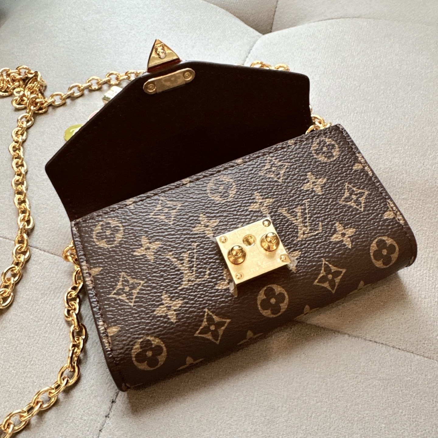 Louis Vuitton（路易威登）最新爆款⭐️⭐️⭐️腰链小腰包，专柜材质配磨砂底、配纯铜五金扣，时