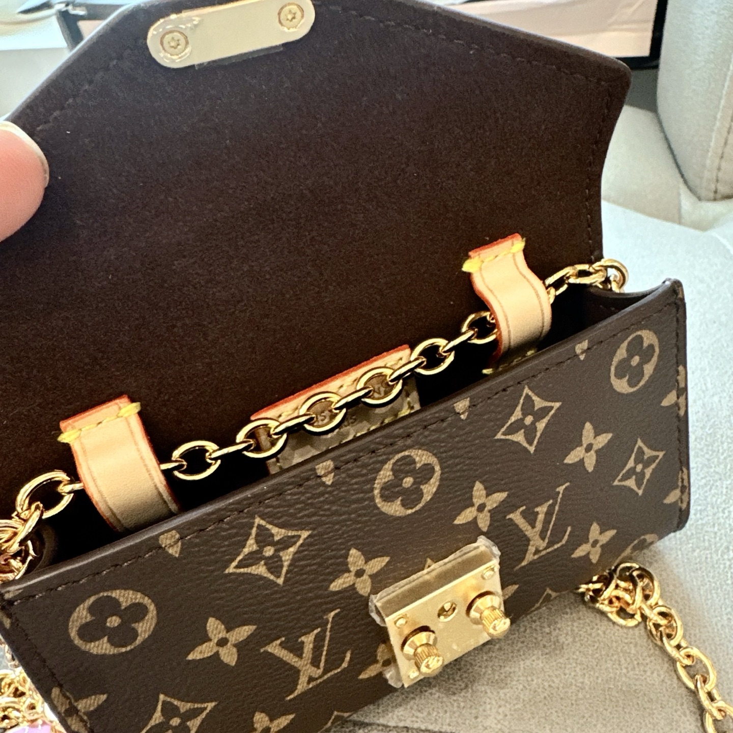 Louis Vuitton（路易威登）最新爆款⭐️⭐️⭐️腰链小腰包，专柜材质配磨砂底、配纯铜五金扣，时