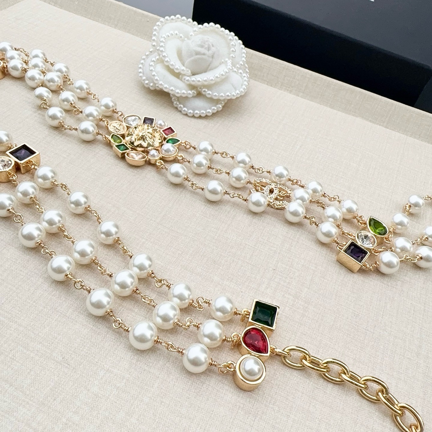 💥💥💥CHANEL 2026年春秋香奈儿、珍珠手工编镶嵌彩石腰链、经典优雅、时尚百搭，长度：均码；