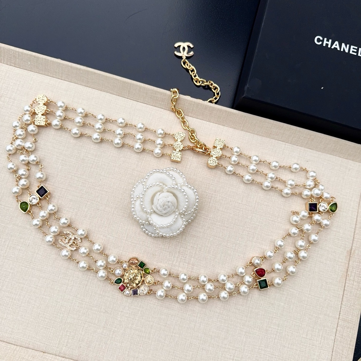 💥💥💥CHANEL 2026年春秋香奈儿、珍珠手工编镶嵌彩石腰链、经典优雅、时尚百搭，长度：均码；