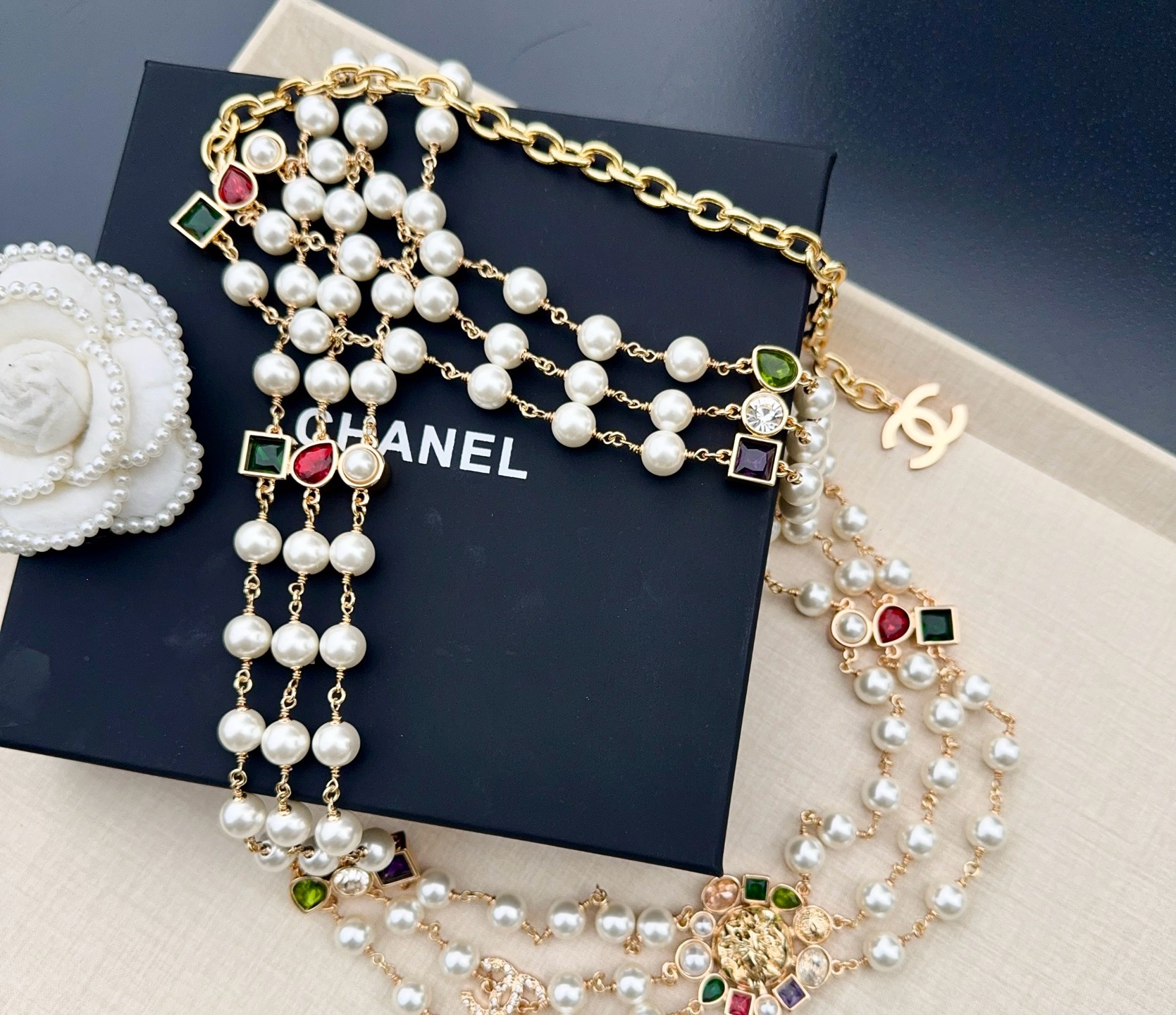 💥💥💥CHANEL 2026年春秋香奈儿、珍珠手工编镶嵌彩石腰链、经典优雅、时尚百搭，长度：均码；
