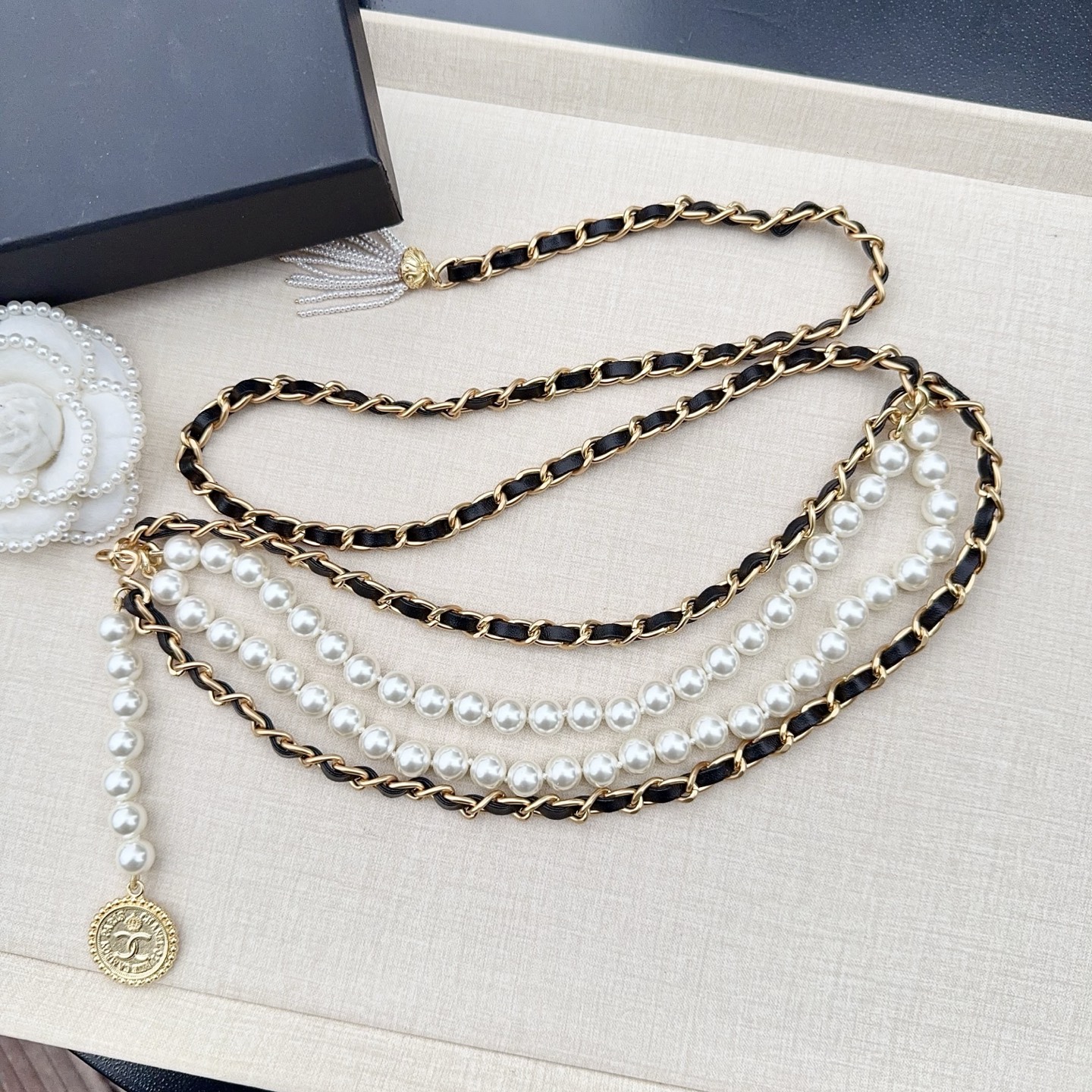 💥💥💥CHANEL 香奈儿  珍珠配纯铜穿皮腰链、长度：均码，