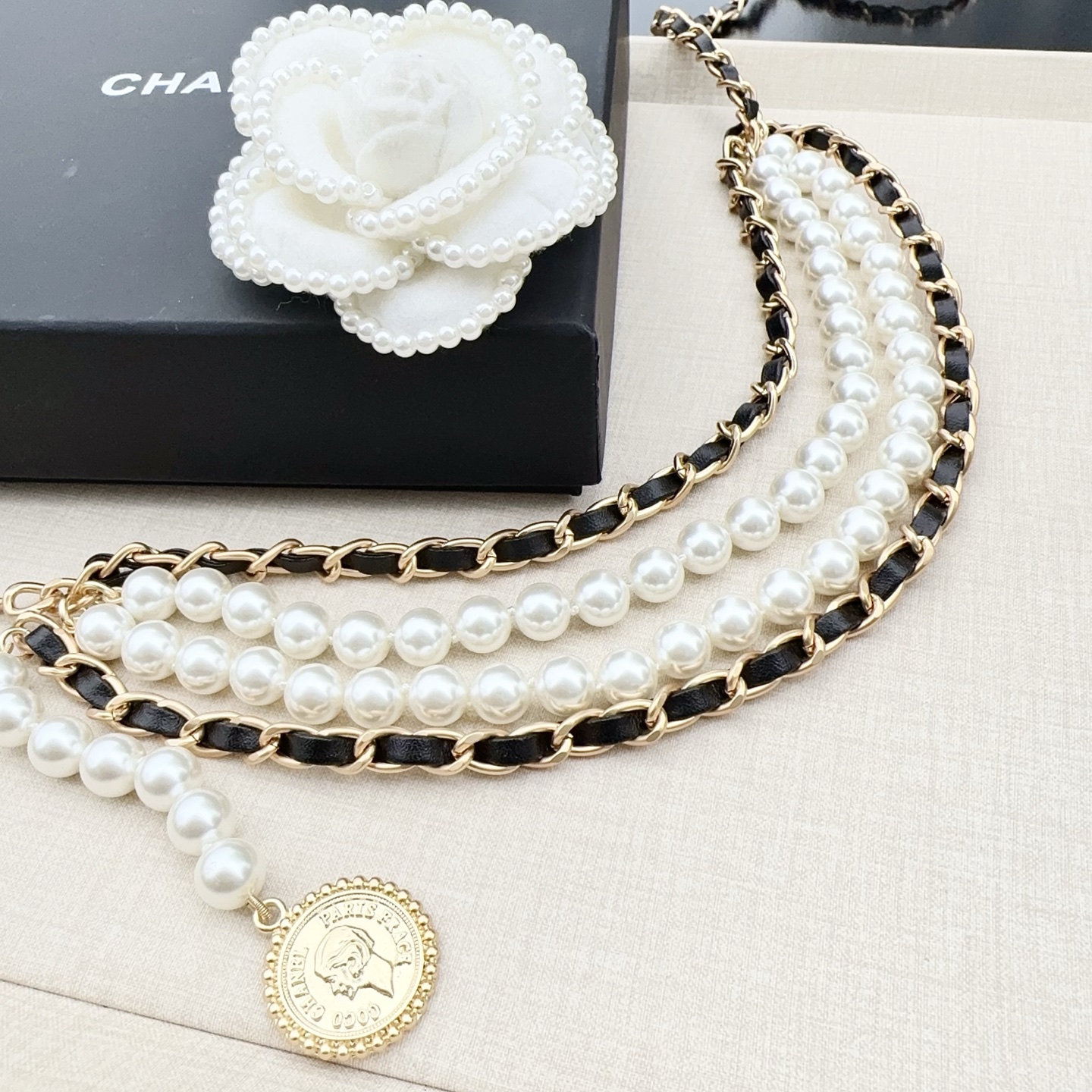 💥💥💥CHANEL 香奈儿  珍珠配纯铜穿皮腰链、长度：均码，