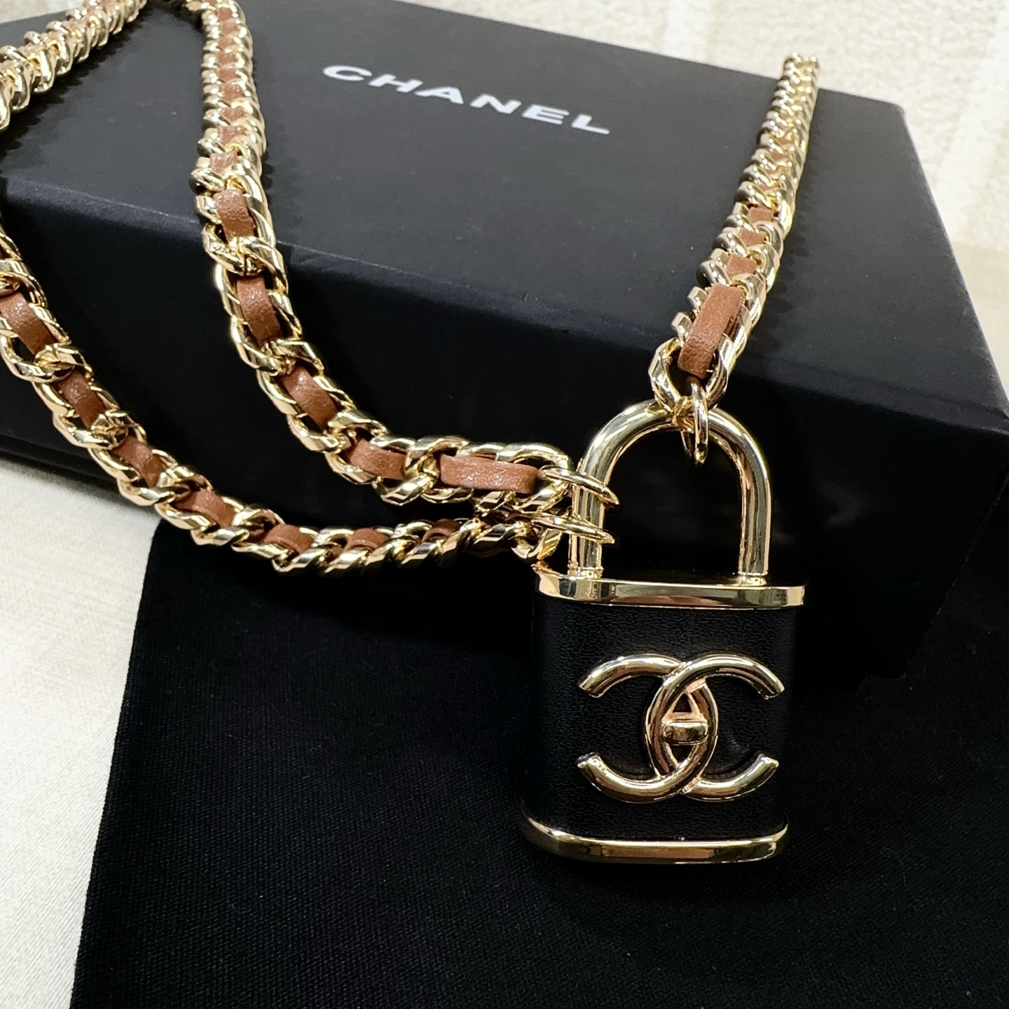 💥💥💥CHANEL 香奈儿、手工编织链条配铜锁扣腰链、经典优雅、时尚百搭，长度：均码，