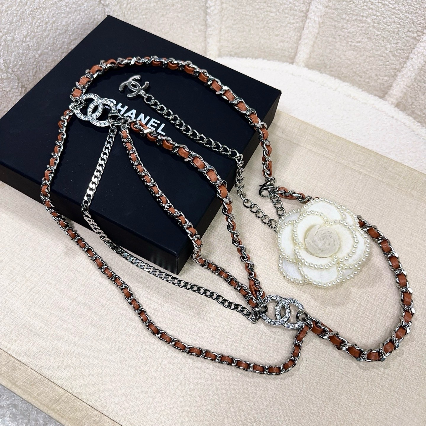 💥💥💥CHANEL 香奈儿、镶钻小五金搭配编织皮腰链、经典优雅、时尚百搭，长度：均码，