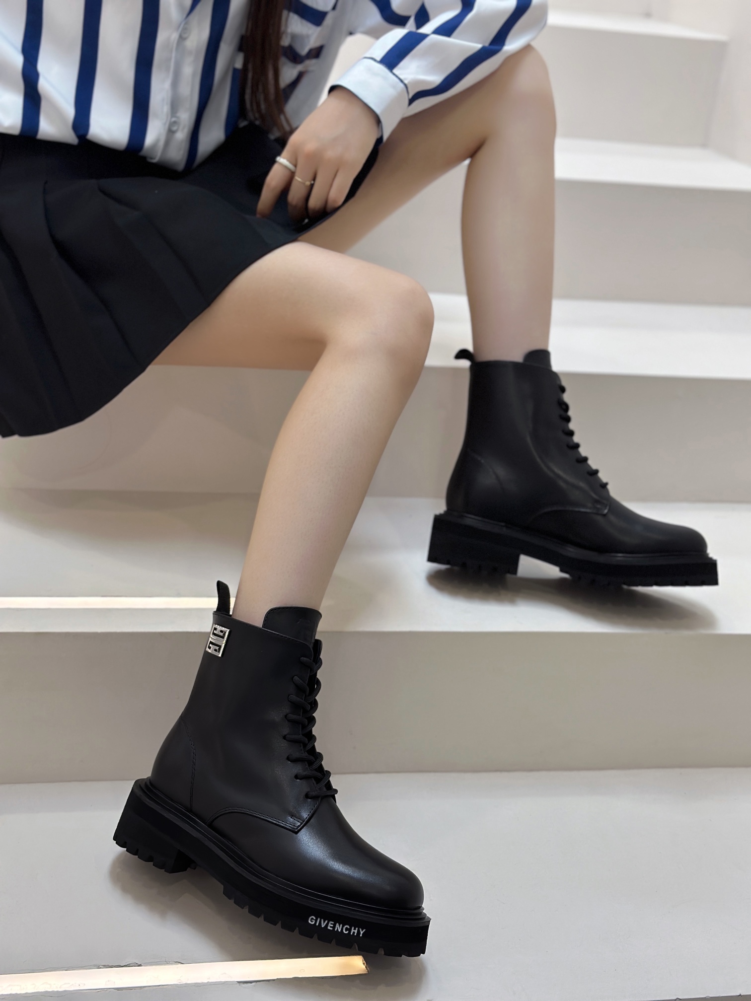 Givenchy Bottes Courtes Noir Cuir de vache Peau mouton