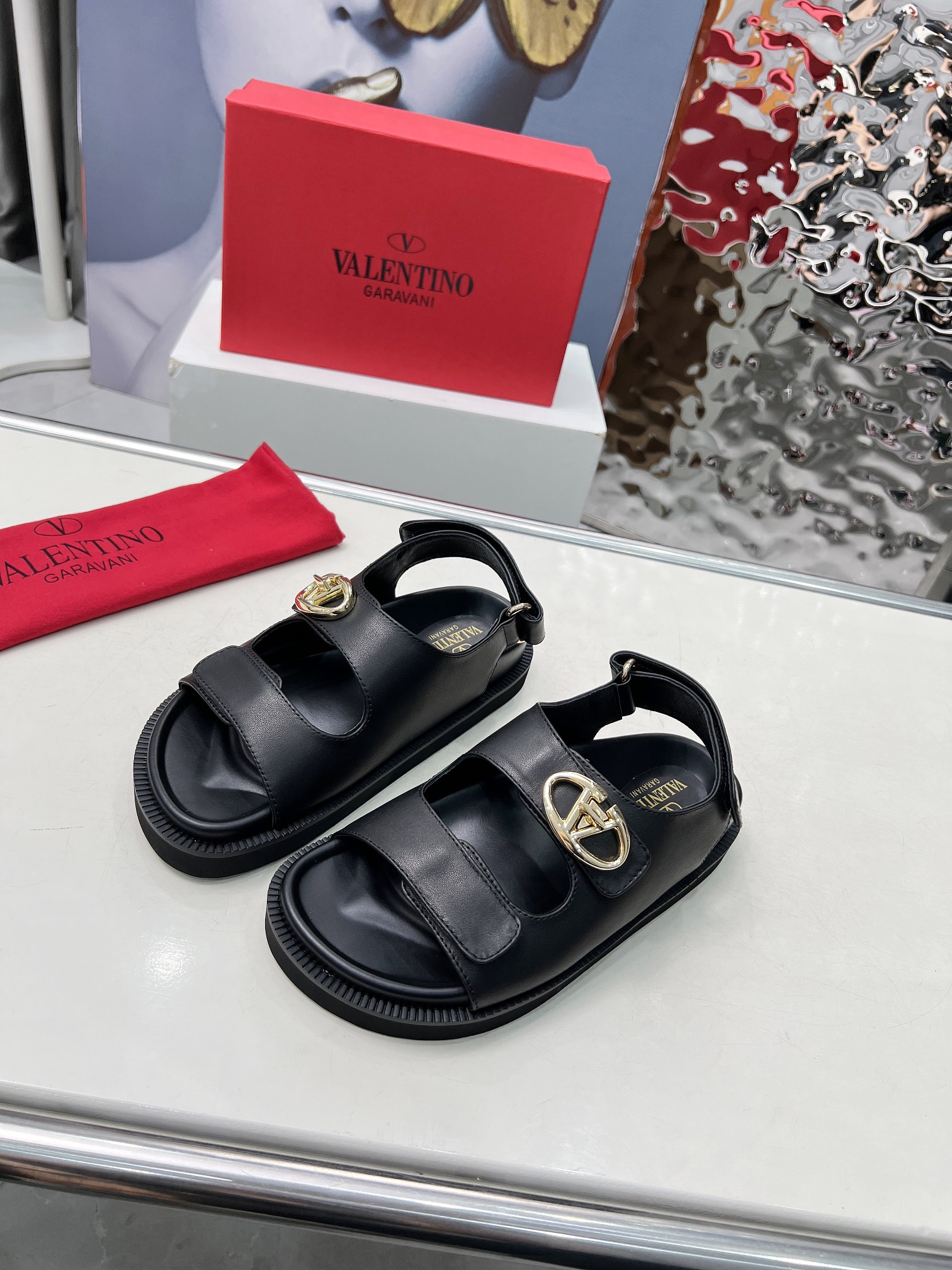 NO:258629,2025/Valentino has been a national treasure brand in Italy since the 1960s. It has been a long-lasting new and has never been out of date. One of the essential items: high-end custom imported. Fabric black cowhide and inner sheepskin. Size: 35-40. (customized for 41-42), sandals, valentino, sandals, cowhide, sheepskin198609092025/华伦天奴  从60年代以来一直都是意大利的国宝级品牌.历久弥新,深入人心永不过时.必备单品之一   高端定制进口. 面料黑色牛皮.内里羊皮里.码数:35-40.（41-42定做）,凉鞋,valentino,sandals,cowhide,sheepskin,Women's Shoes