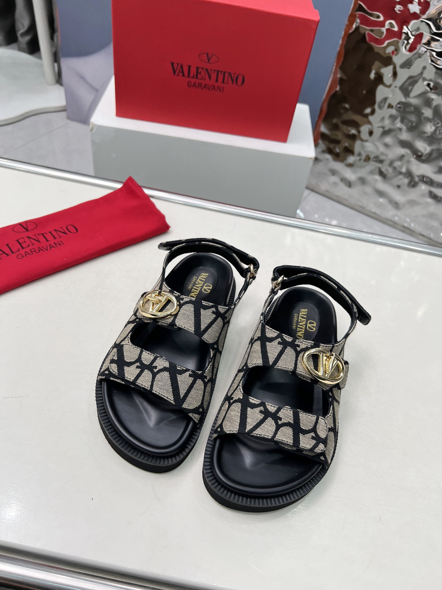 NO:407934,2025/Valentino has been a national treasure brand in Italy since the 1960s. It has been a long-lasting and has never been out of date. One of the essential items: high-end custom imported. Size: 35-40. (customized by 41-42), slippers, sandals, valentino, sandals, slippers198609092025/华伦天奴  从60年代以来一直都是意大利的国宝级品牌.历久弥新,深入人心永不过时.必备单品之一   高端定制进口. 码数:35-40.（41-42定做）,拖鞋凉鞋,valentino,sandals,slippers,Women's Shoes
