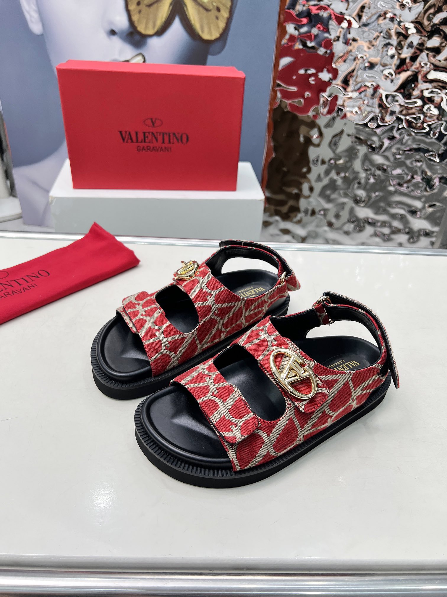 NO:258632,2025/Valentino has been a national treasure brand in Italy since the 1960s. It has been a long-lasting new and has never been out of date. One of the essential items: high-end custom imported. Size: 35-40. (customized by 41-42), sandals, valentino, sandals198609092025/华伦天奴  从60年代以来一直都是意大利的国宝级品牌.历久弥新,深入人心永不过时.必备单品之一   高端定制进口. 码数:35-40.（41-42定做）,凉鞋,valentino,sandals,Women's Shoes