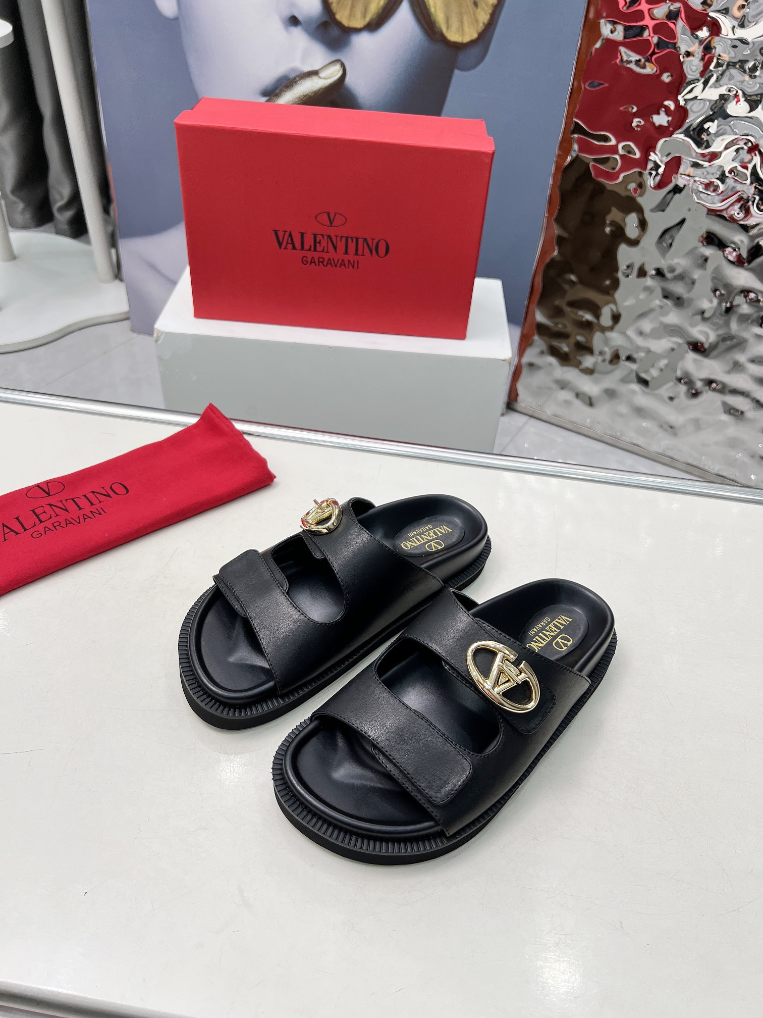 NO:407928,2025/Valentino has been a national treasure brand in Italy since the 1960s. It has been a long-lasting and has never been out of date. One of the essential items: high-end custom imported. Size: 35-40. (customized by 41-42), slippers, sandals, valentino, sandals, slippers198609092025/华伦天奴  从60年代以来一直都是意大利的国宝级品牌.历久弥新,深入人心永不过时.必备单品之一   高端定制进口. 码数:35-40.（41-42定做）,拖鞋凉鞋,valentino,sandals,slippers,Women's Shoes