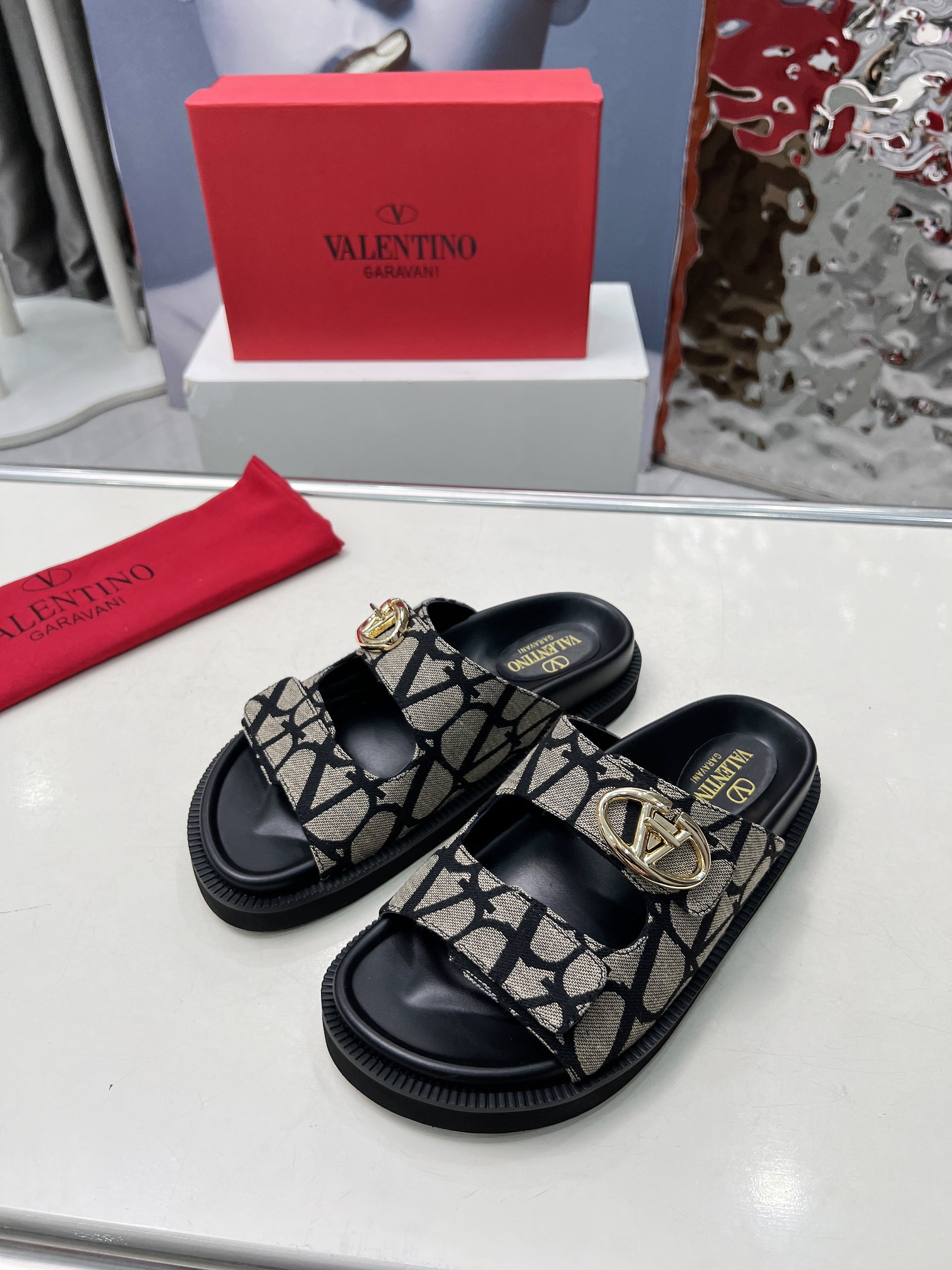 NO:258647,2025/Valentino has been a national treasure brand in Italy since the 1960s. It has been a long-lasting new and has never been out of date. One of the essential items: high-end custom imported. Number of sizes: 35-40. (customized by 41-42), slippers, valentino, slippers198609092025/华伦天奴  从60年代以来一直都是意大利的国宝级品牌.历久弥新,深入人心永不过时.必备单品之一   高端定制进口. 码数:35-40.（41-42定做）,拖鞋,valentino,slippers,Women's Shoes