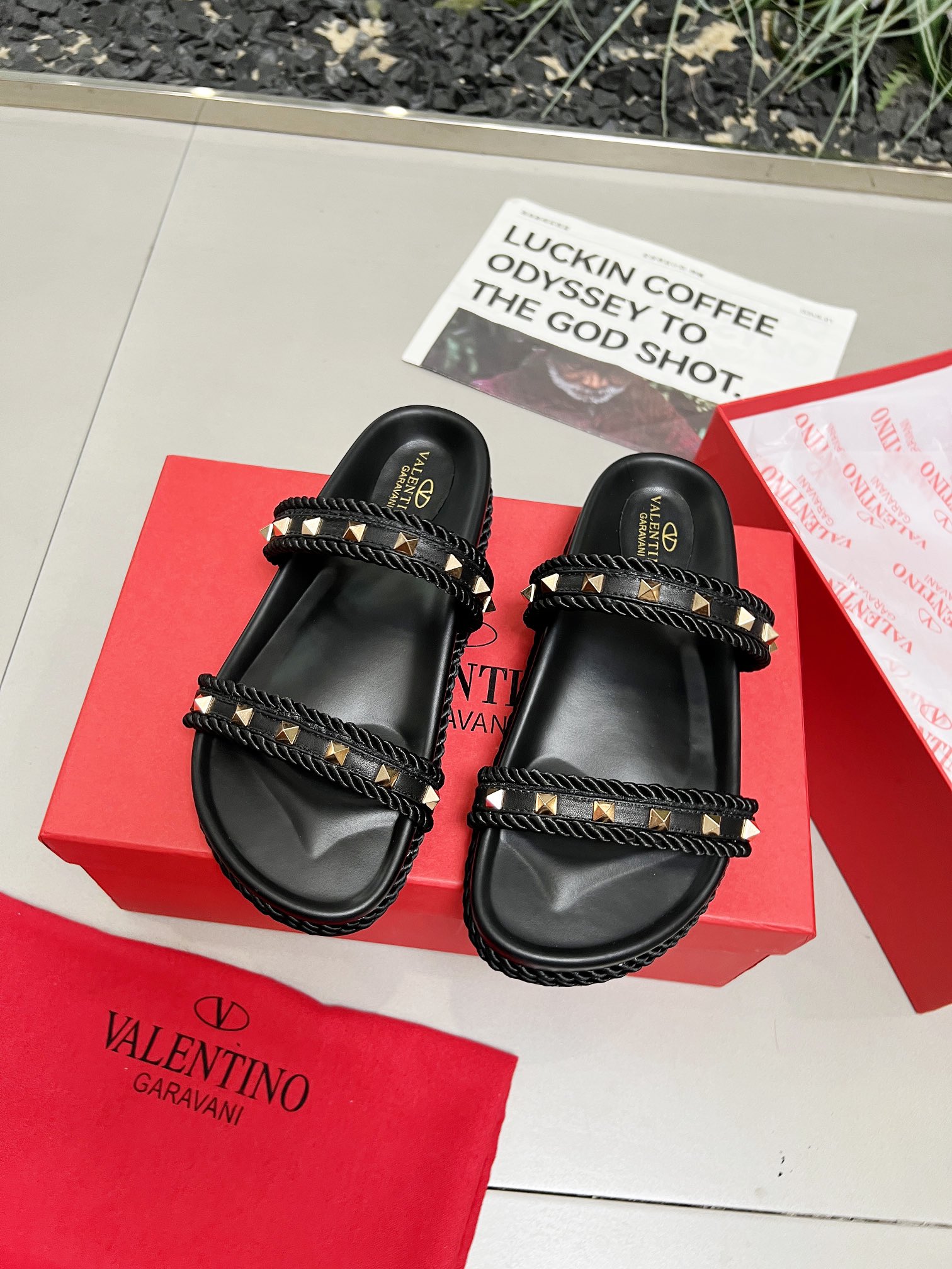 NO:258626,2025/Valentino has been a national treasure brand in Italy since the 1960s. It has been a long-lasting new and has never been out of date. One of the essential items: high-end custom imported. Number of sizes: 35-40. (customized by 41-42), slippers, valentino, slippers198609092025/华伦天奴  从60年代以来一直都是意大利的国宝级品牌.历久弥新,深入人心永不过时.必备单品之一   高端定制进口. 码数:35-40.（41-42定做）,拖鞋,valentino,slippers,Women's Shoes