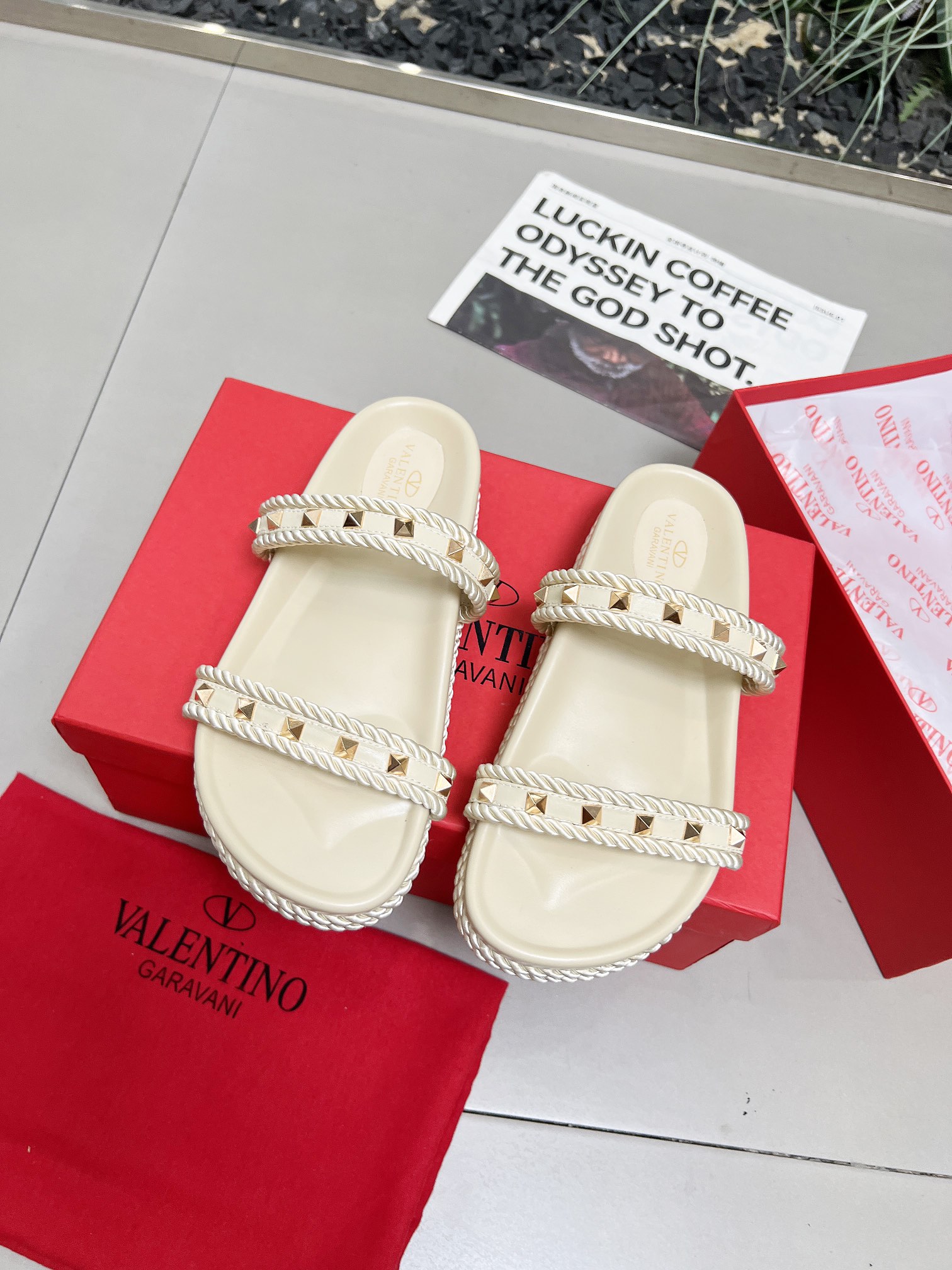 NO:258623,2025/Valentino has been a national treasure brand in Italy since the 1960s. It has been a long-lasting new and will never go out of date. One of the essential items: high-end custom imported. Fabric black cowhide and inner sheepskin. Size: 35-40. (customized for 41-42), slippers, valentino, slippers, cowhide, sheepskin198609092025/华伦天奴  从60年代以来一直都是意大利的国宝级品牌.历久弥新,深入人心永不过时.必备单品之一   高端定制进口. 面料黑色牛皮.内里羊皮里.码数:35-40.（41-42定做）,拖鞋,valentino,slippers,cowhide,sheepskin,Women's Shoes