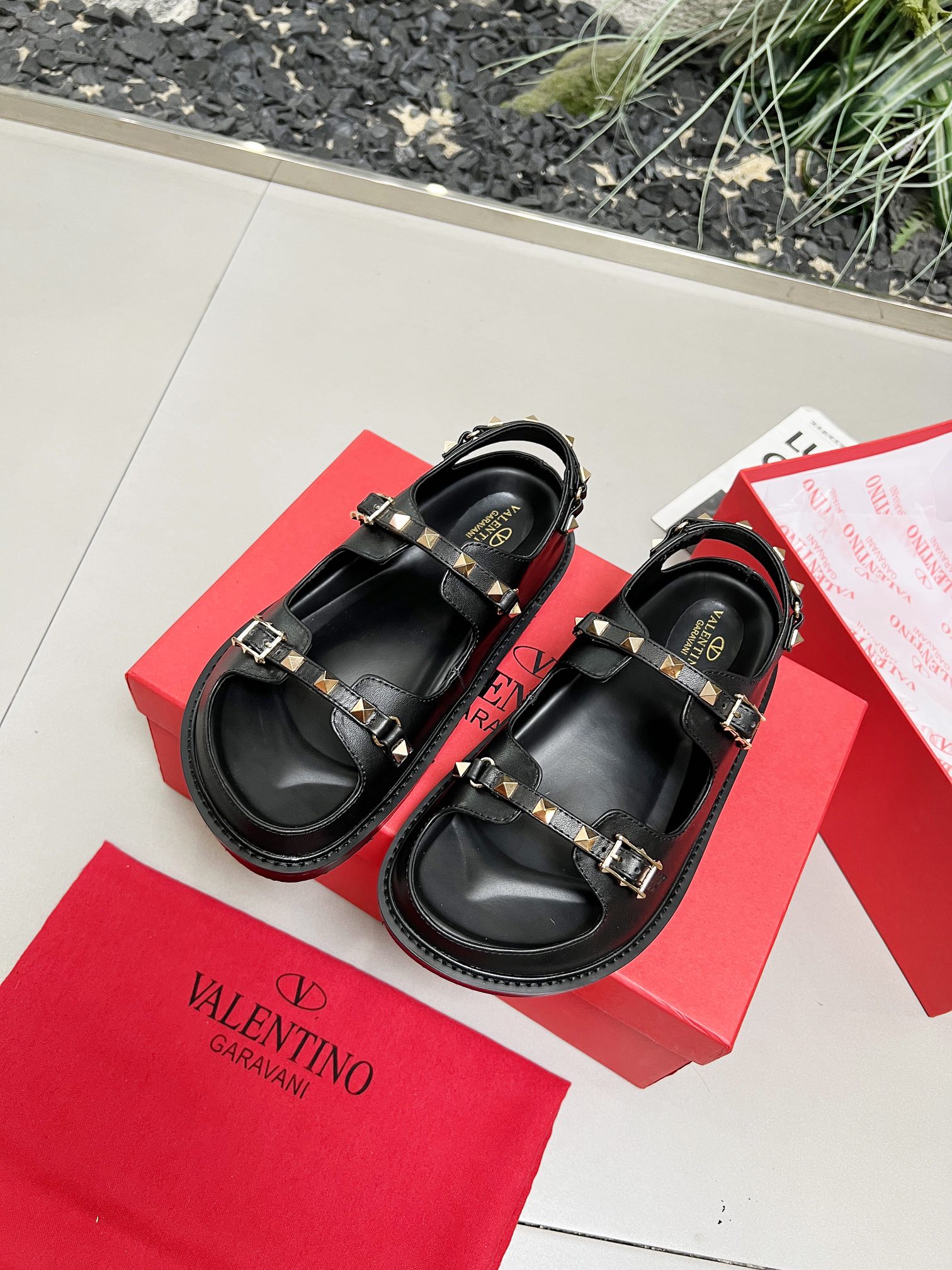 NO:258635,2025/Valentino has been a national treasure brand in Italy since the 1960s. It has been a long-lasting new and has never been out of date. One of the essential items: high-end custom imported. Fabric black cowhide and inner sheepskin. Size: 35-40. (customized for 41-42), sandals, valentino, sandals, cowhide, sheepskin198609092025/华伦天奴  从60年代以来一直都是意大利的国宝级品牌.历久弥新,深入人心永不过时.必备单品之一   高端定制进口. 面料黑色牛皮.内里羊皮里.码数:35-40.（41-42定做）,凉鞋,valentino,sandals,cowhide,sheepskin,Women's Shoes