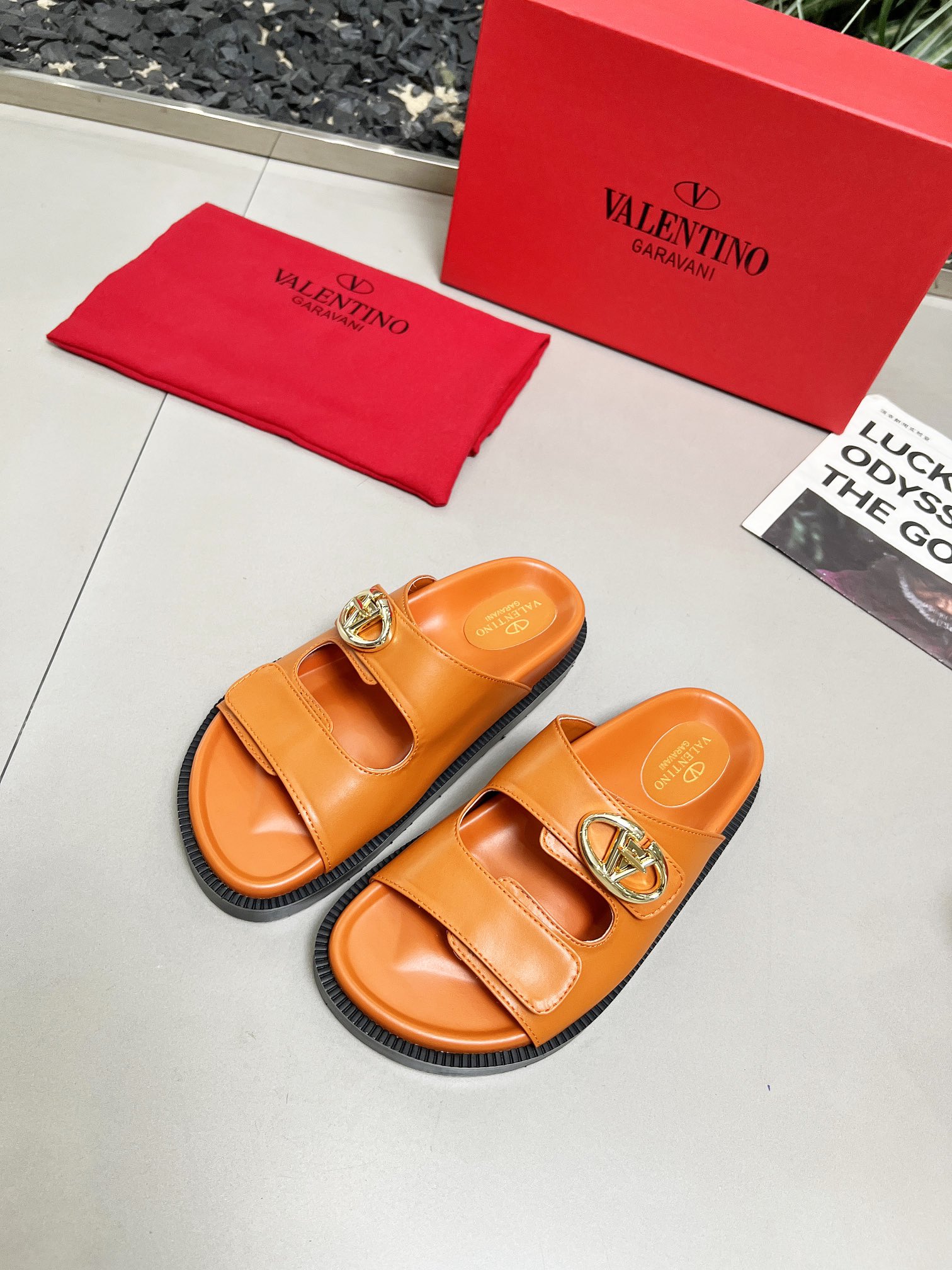 NO:407930,2025/Valentino has been a national treasure brand in Italy since the 1960s. It has been a long-lasting new and has never been out of date. One of the essential items: high-end custom imported. Fabric black cowhide and inner sheepskin. Size: 35-40. (customized for 41-42), slippers and sandals, valentino, sandals, slippers, cowhide, sheepskin198609092025/华伦天奴  从60年代以来一直都是意大利的国宝级品牌.历久弥新,深入人心永不过时.必备单品之一   高端定制进口. 面料黑色牛皮.内里羊皮里.码数:35-40.（41-42定做）,拖鞋凉鞋,valentino,sandals,slippers,cowhide,sheepskin,Women's Shoes