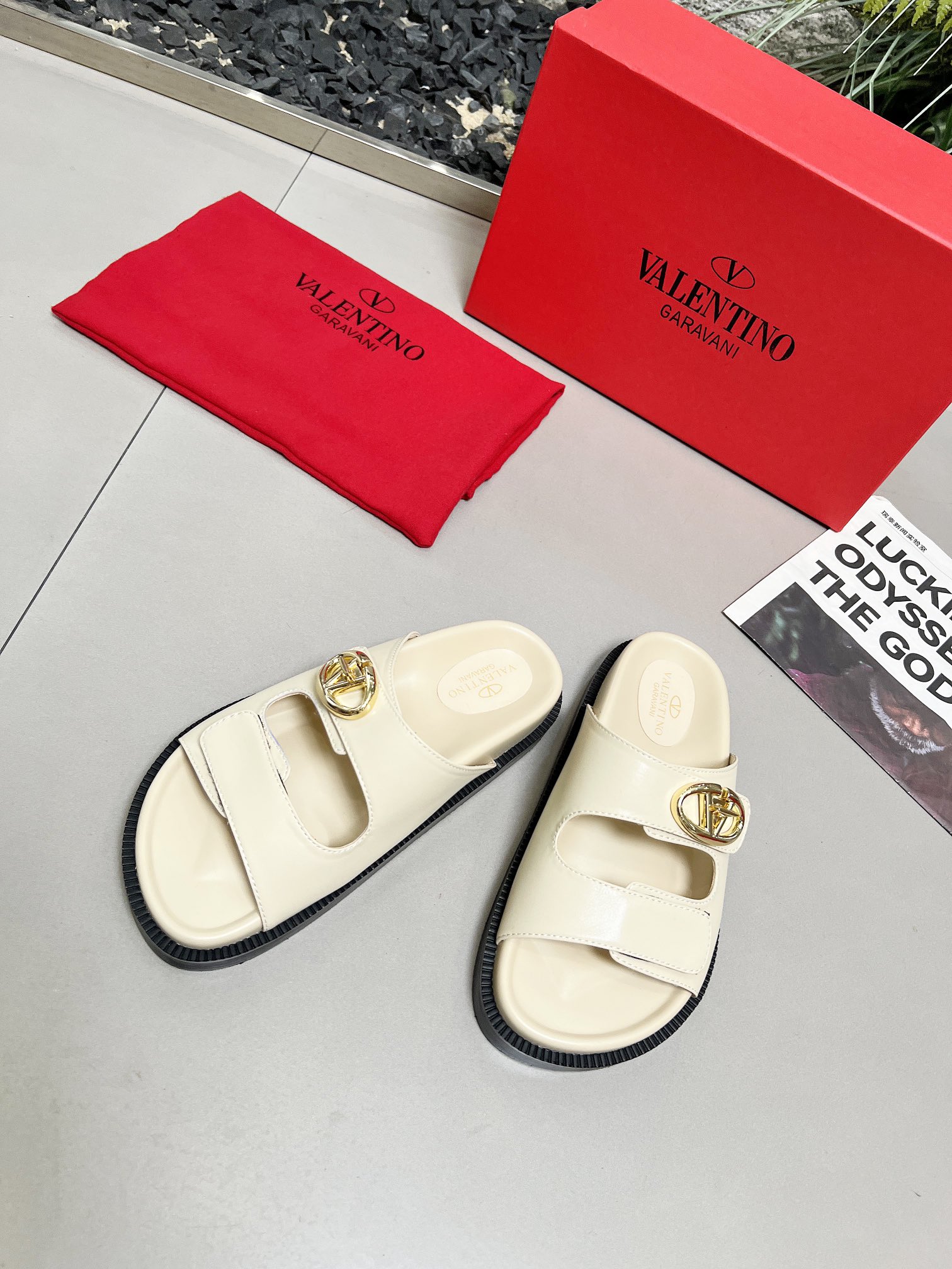 NO:258644,2025/Valentino has been a national treasure brand in Italy since the 1960s. It has been a long-lasting new and has never been out of date. One of the essential items: high-end custom imported. Fabric black cowhide and inner sheepskin. Size: 35-40. (customized for 41-42), slippers, valentino, slippers, cowhide, sheepskin198609092025/华伦天奴  从60年代以来一直都是意大利的国宝级品牌.历久弥新,深入人心永不过时.必备单品之一   高端定制进口. 面料黑色牛皮.内里羊皮里.码数:35-40.（41-42定做）,拖鞋,valentino,slippers,cowhide,sheepskin,Women's Shoes