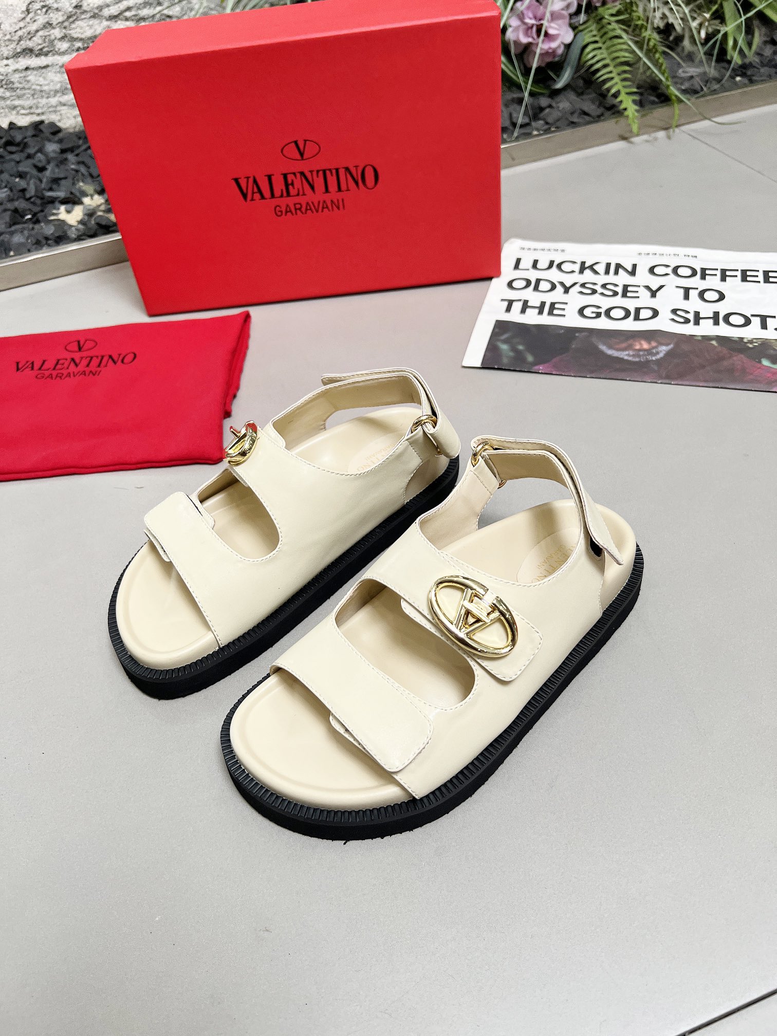 NO:407924,2025/Valentino has been a national treasure brand in Italy since the 1960s. It has been a long-lasting new and has never been out of date. One of the essential items: high-end custom imported. Fabric black cowhide and inner sheepskin. Size: 35-40. (customized for 41-42), slippers and sandals, valentino, sandals, slippers, cowhide, sheepskin198609092025/华伦天奴  从60年代以来一直都是意大利的国宝级品牌.历久弥新,深入人心永不过时.必备单品之一   高端定制进口. 面料黑色牛皮.内里羊皮里.码数:35-40.（41-42定做）,拖鞋凉鞋,valentino,sandals,slippers,cowhide,sheepskin,Women's Shoes