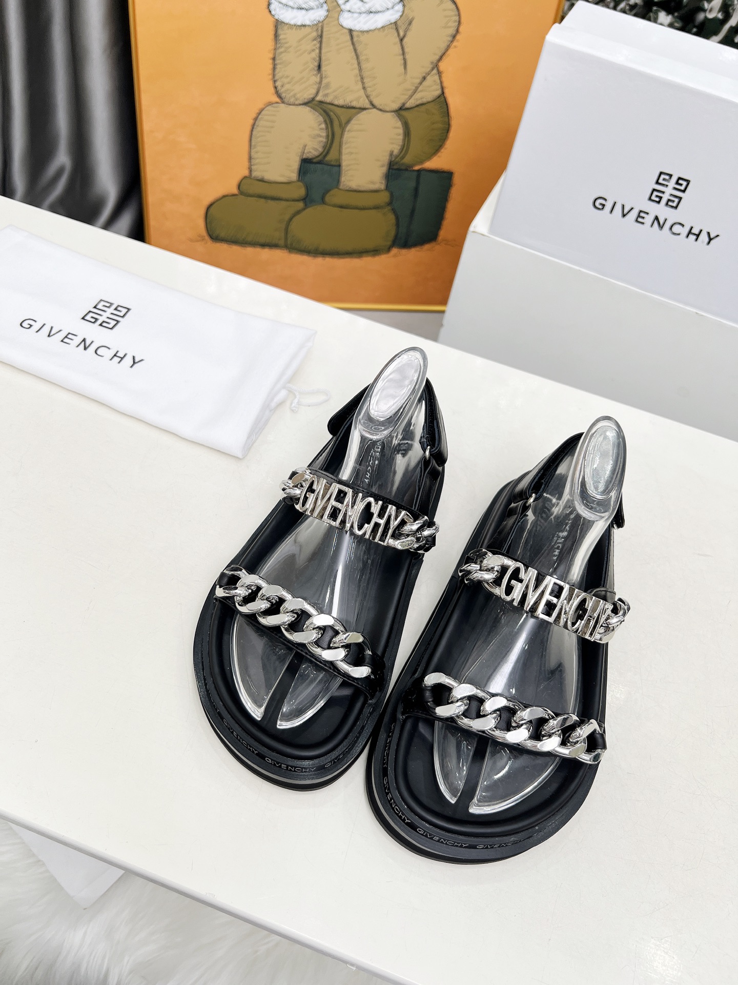 NO:238768,Givenchy chain style, fashion trend, fashion experts specialize in sandals, simple and not simple. Fabric Givenchy material inner sheepskin, outsole rubber material. Size 5-41., sandals, given, sandals, sheepskin19860909纪梵希链条风格,时尚潮流,时尚达人专配凉鞋、简约不简单.面料纪梵希材料 内里羊皮,大底橡胶材质.码数5-41.,凉鞋,givenchy,sandals,sheepskin,Women's Shoes