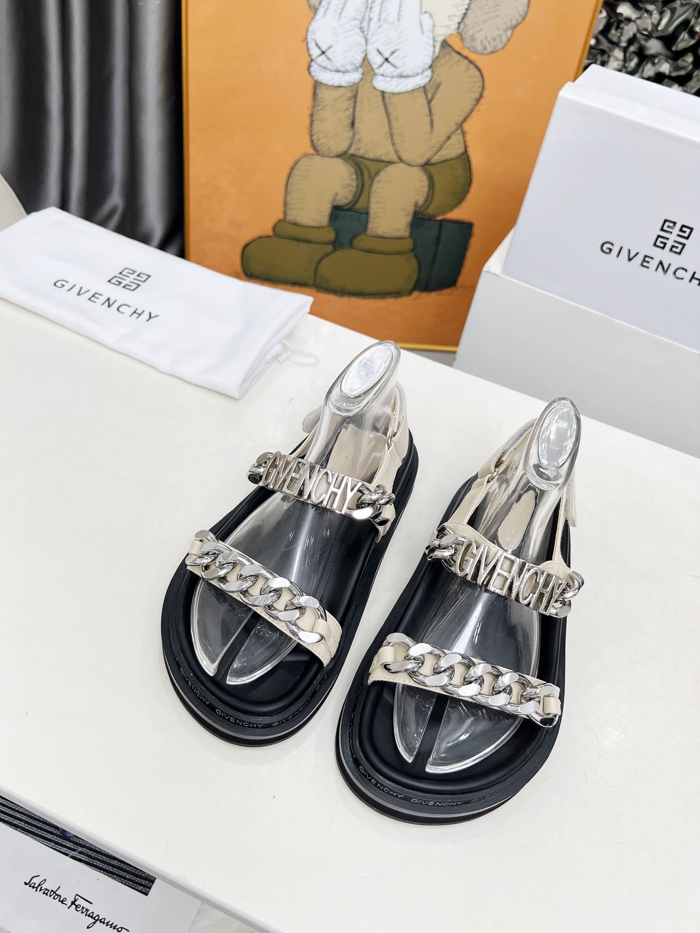 NO:238767,Givenchy chain style, fashion trend, fashion experts specialize in sandals, simple and not simple. Fabric apricot color, inner sheepskin, outsole rubber material. Size 5-41., sandals, given, sandals, sheepskin19860909纪梵希链条风格,时尚潮流,时尚达人专配凉鞋、简约不简单.面料杏色.内里羊皮,大底橡胶材质.码数5-41.,凉鞋,givenchy,sandals,sheepskin,Women's Shoes