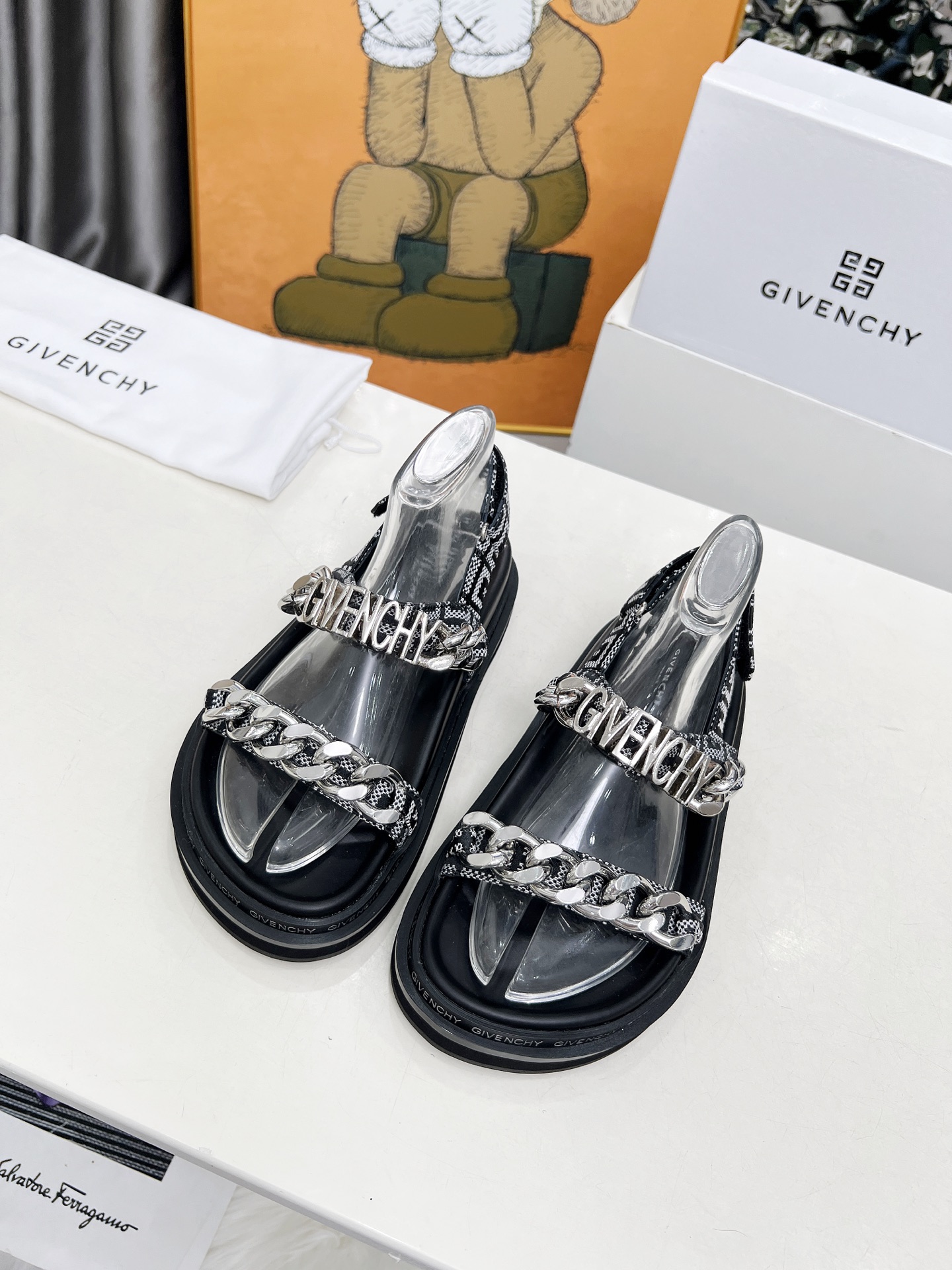 NO:238765,Givenchy chain style, fashion trend, fashion experts specialize in sandals, simple and not simple. Fabric Givenchy material inner sheepskin, outsole rubber material. Size 5-41., sandals, given, sandals, sheepskin19860909纪梵希链条风格,时尚潮流,时尚达人专配凉鞋、简约不简单.面料纪梵希材料 内里羊皮,大底橡胶材质.码数5-41.,凉鞋,givenchy,sandals,sheepskin,Women's Shoes