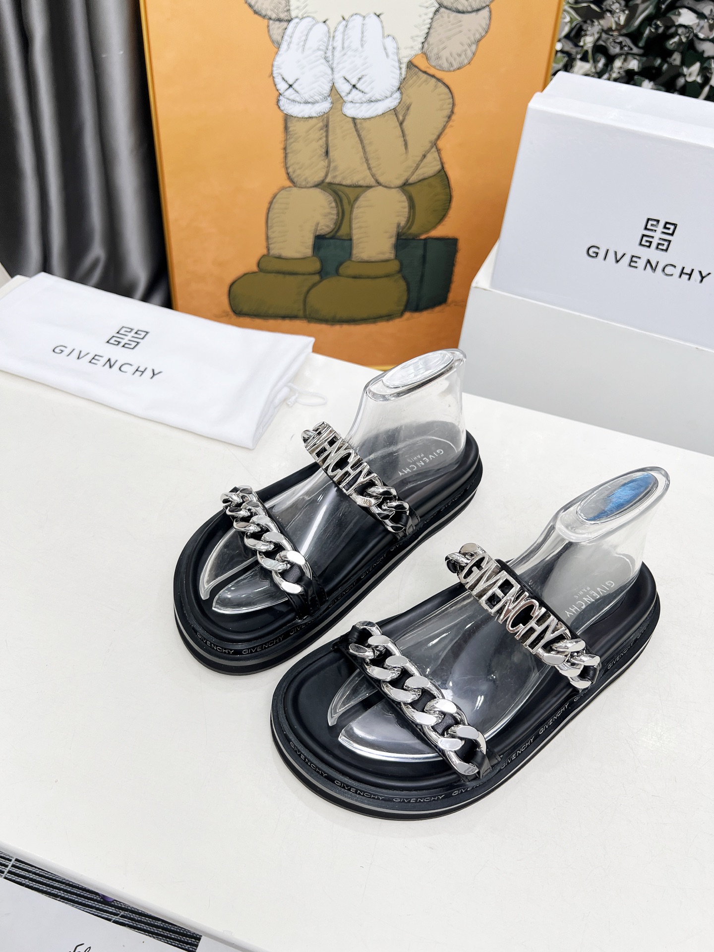 NO:238763,Givenchy chain style, fashion trend, fashion experts specialize in sandals, simple and not simple. Fabric black cowhide inner sheepskin, outsole rubber material. Size 5-41. Sandals, given, sandals, cowhide, sheepskin19860909纪梵希链条风格,时尚潮流,时尚达人专配凉鞋、简约不简单.面料黑色牛皮 内里羊皮,大底橡胶材质.码数5-41.,凉鞋,givenchy,sandals,cowhide,sheepskin,Women's Shoes
