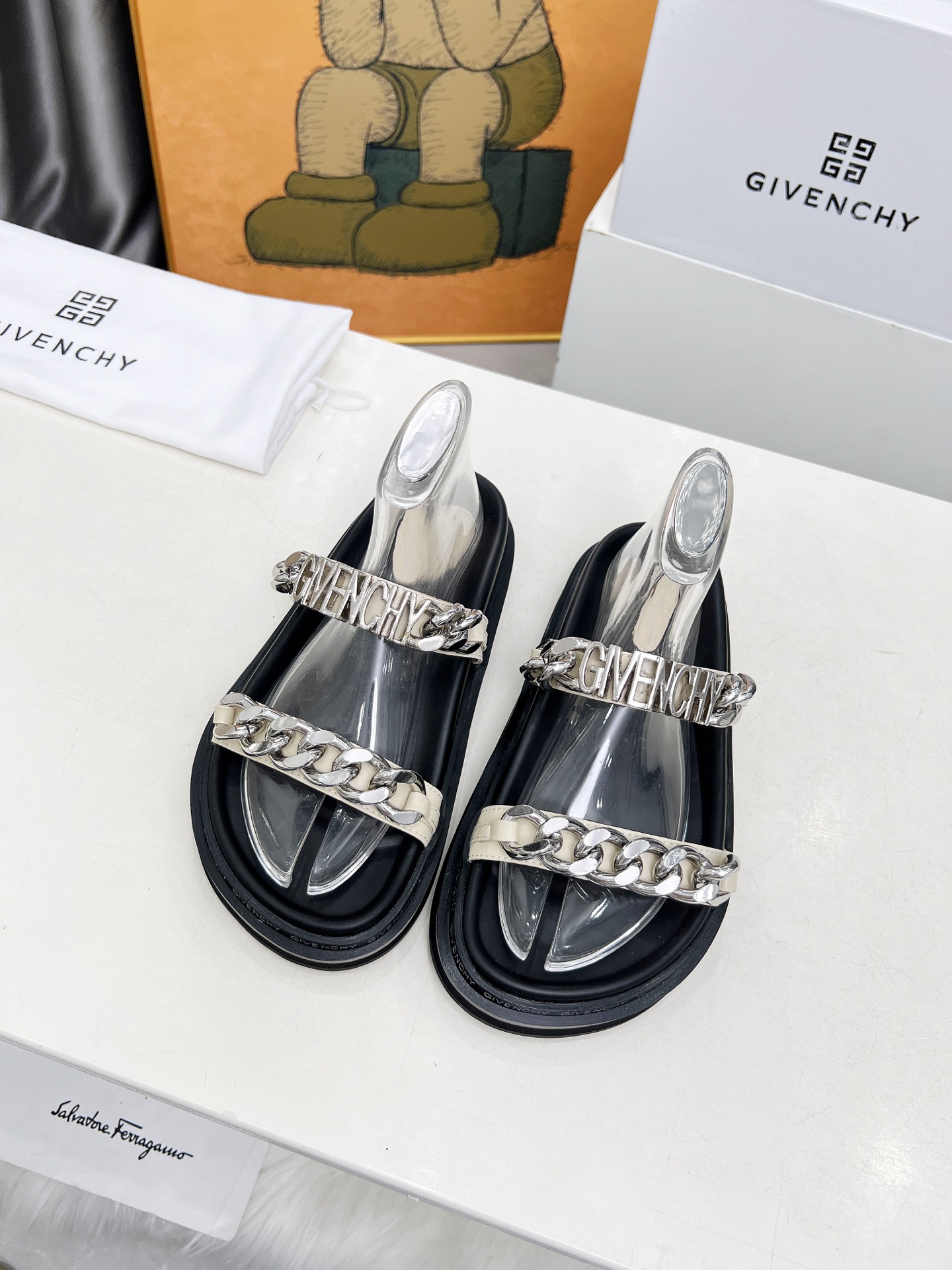 NO:238761,Givenchy chain style, fashion trend, fashion experts specialize in sandals, simple and not simple. Color apricot color, inner sheepskin, outsole rubber material. Size 5-41., sandals, given, sandals, sheepskin19860909纪梵希链条风格,时尚潮流,时尚达人专配凉鞋、简约不简单.颜色杏色.内里羊皮,大底橡胶材质.码数5-41.,凉鞋,givenchy,sandals,sheepskin,Women's Shoes
