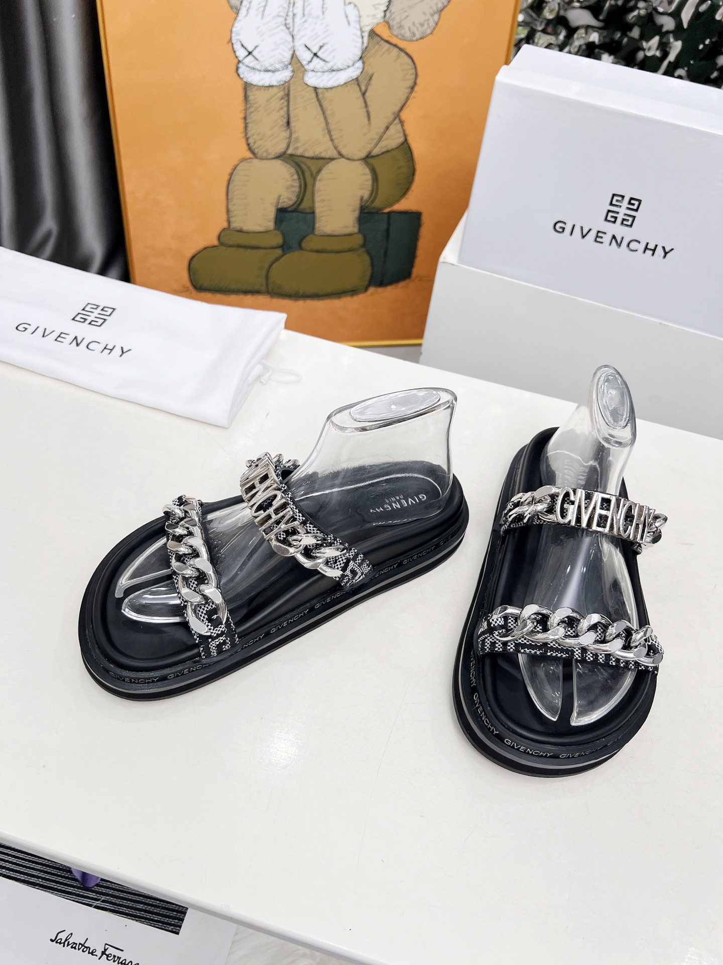 NO:238759,Givenchy chain style, fashion trend, fashion experts specialize in sandals, simple and not simple. Fabric Givenchy material inner sheepskin, outsole rubber material. Size 5-41, sandals, given, sandals, sheepskin19860909纪梵希链条风格,时尚潮流,时尚达人专配凉鞋、简约不简单.面料纪梵希材料 内里羊皮,大底橡胶材质.码数5-41,凉鞋,givenchy,sandals,sheepskin,Women's Shoes