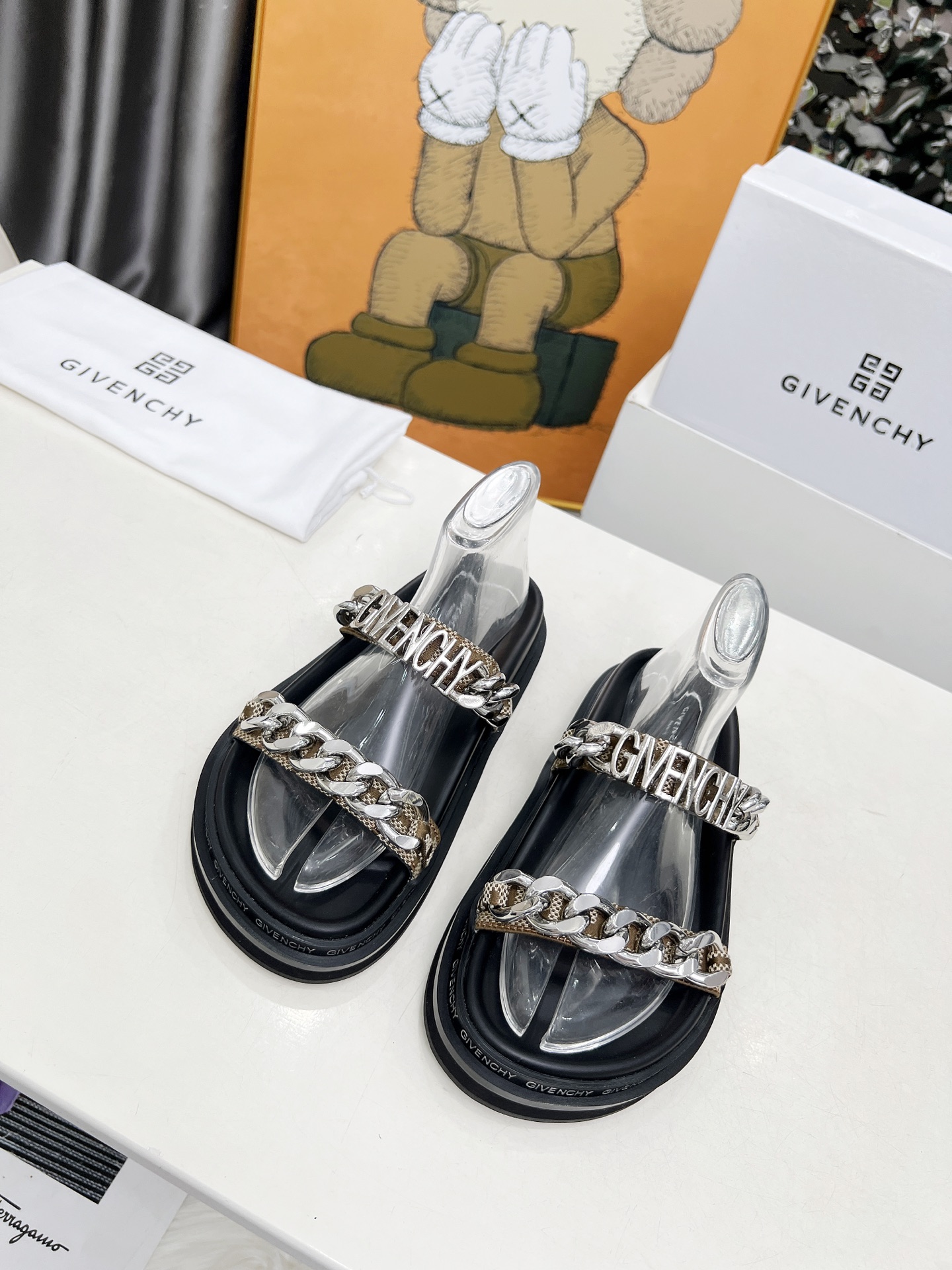 NO:238757,Givenchy chain style, fashion trend, fashion experts specialize in sandals, simple and not simple. Fabric Givenchy material inner sheepskin, outsole rubber material. Size 5-41., sandals, given, sandals, sheepskin19860909纪梵希链条风格,时尚潮流,时尚达人专配凉鞋、简约不简单.面料纪梵希材料 内里羊皮,大底橡胶材质.码数5-41.,凉鞋,givenchy,sandals,sheepskin,Women's Shoes