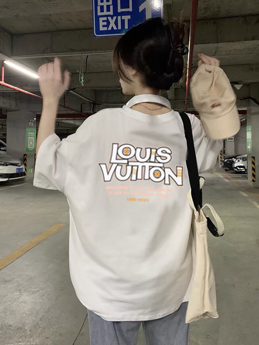 💰80
LOUIS VUITTON 路易威登 2024SS 经典老花印花短袖T恤

- Louis Vuitton法国路威酩轩集团-LVMH旗下品牌 著名奢侈品箱包和皮具品牌 百余年的传奇经典 全球时尚旅行艺术的精致象征 印有“LV”标志这一独特图案的交织字母帆布包 伴随着丰富的传奇色彩和雅典的设计而成为时尚之经典 延续至今 
- 超高品质印花 前幅高色牢高清晰度直喷工艺印花 采用240克 32支双纱面料质感超赞100%纯棉 宽松版型 潮流男女同款 现货发售 支持市面任意版本对比

Size: S M L XL
Colour: 白 黑
S  胸围102 衣长69
M  胸围106衣长71
L   胸围110衣长73
XL胸围114衣长75

