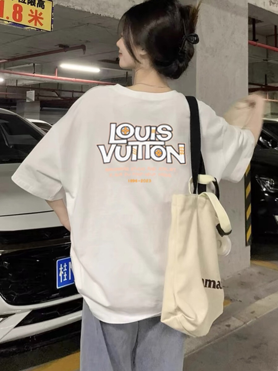 💰80
LOUIS VUITTON 路易威登 2024SS 经典老花印花短袖T恤

- Louis Vuitton法国路威酩轩集团-LVMH旗下品牌 著名奢侈品箱包和皮具品牌 百余年的传奇经典 全球时尚旅行艺术的精致象征 印有“LV”标志这一独特图案的交织字母帆布包 伴随着丰富的传奇色彩和雅典的设计而成为时尚之经典 延续至今 
- 超高品质印花 前幅高色牢高清晰度直喷工艺印花 采用240克 32支双纱面料质感超赞100%纯棉 宽松版型 潮流男女同款 现货发售 支持市面任意版本对比

Size: S M L XL
Colour: 白 黑
S  胸围102 衣长69
M  胸围106衣长71
L   胸围110衣长73
XL胸围114衣长75

