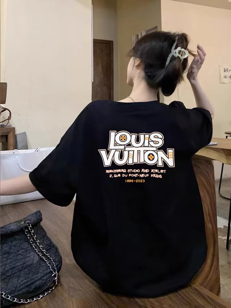 💰80
LOUIS VUITTON 路易威登 2024SS 经典老花印花短袖T恤

- Louis Vuitton法国路威酩轩集团-LVMH旗下品牌 著名奢侈品箱包和皮具品牌 百余年的传奇经典 全球时尚旅行艺术的精致象征 印有“LV”标志这一独特图案的交织字母帆布包 伴随着丰富的传奇色彩和雅典的设计而成为时尚之经典 延续至今 
- 超高品质印花 前幅高色牢高清晰度直喷工艺印花 采用240克 32支双纱面料质感超赞100%纯棉 宽松版型 潮流男女同款 现货发售 支持市面任意版本对比

Size: S M L XL
Colour: 白 黑
S  胸围102 衣长69
M  胸围106衣长71
L   胸围110衣长73
XL胸围114衣长75

