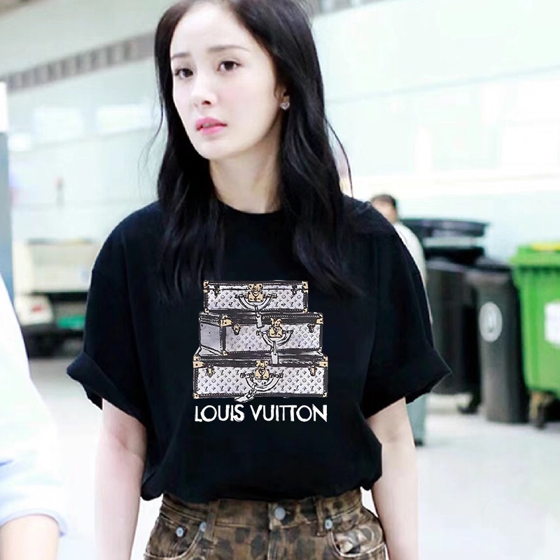 💰80
LOUIS VUITTON 路易威登 2024SS 经典老花盒子印花短袖T恤

- Louis Vuitton法国路威酩轩集团-LVMH旗下品牌 著名奢侈品箱包和皮具品牌 百余年的传奇经典 全球时尚旅行艺术的精致象征 印有“LV”标志这一独特图案的交织字母帆布包 伴随着丰富的传奇色彩和雅典的设计而成为时尚之经典 延续至今 
- 超高品质印花 前幅高色牢高清晰度直喷工艺印花 采用240克 32支双纱面料质感超赞100%纯棉 宽松版型 潮流男女同款 现货发售 支持市面任意版本对比

Size: S M L XL
Colour: 白 黑
S  胸围102 衣长69
M  胸围106衣长71
L   胸围110衣长73
XL胸围114衣长75




