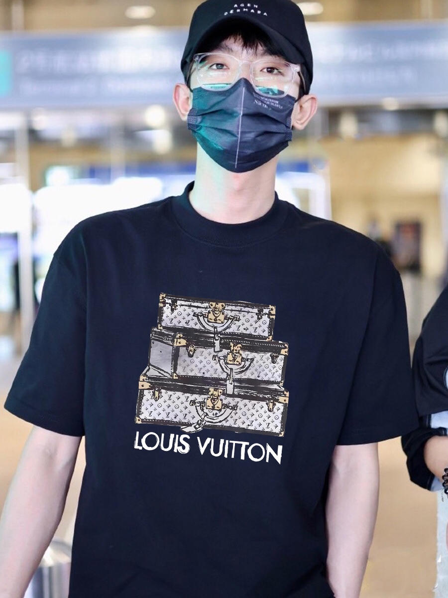 💰80
LOUIS VUITTON 路易威登 2024SS 经典老花盒子印花短袖T恤

- Louis Vuitton法国路威酩轩集团-LVMH旗下品牌 著名奢侈品箱包和皮具品牌 百余年的传奇经典 全球时尚旅行艺术的精致象征 印有“LV”标志这一独特图案的交织字母帆布包 伴随着丰富的传奇色彩和雅典的设计而成为时尚之经典 延续至今 
- 超高品质印花 前幅高色牢高清晰度直喷工艺印花 采用240克 32支双纱面料质感超赞100%纯棉 宽松版型 潮流男女同款 现货发售 支持市面任意版本对比

Size: S M L XL
Colour: 白 黑
S  胸围102 衣长69
M  胸围106衣长71
L   胸围110衣长73
XL胸围114衣长75




