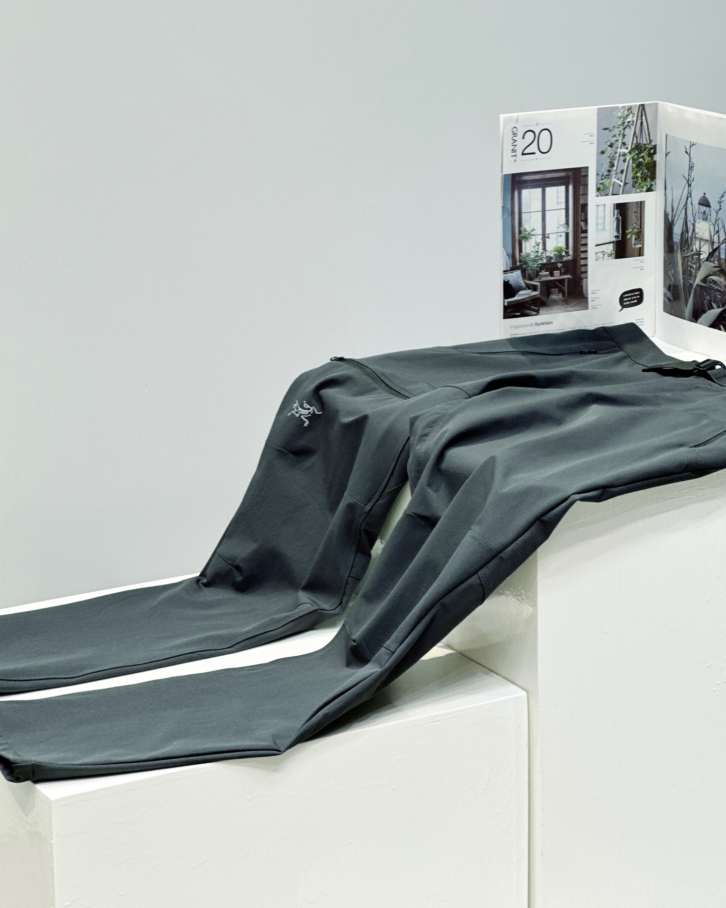 💰115
始祖鸟/ARC‘TERYX*男款防风户外多功能休闲速干机能长裤!不知如何形容它得舒适!好裤子就是不一样!首先这款裤子采用客供户外防泼水面料,柔软舒适!面料弹性具柔软舒适!且具有优异的耐用型,始Z鸟男款轻便灵活快干立体剪裁徒步运动裤 ,立体裁剪更修身, 更加适合运动,质感耐磨有增强, 整体户外标准风格。 特点:采用TerraTex面料,富有弹性、柔软舒适, 此面料具有优异的耐用性、透气性和吸湿排汗性能。 定位:轻便快干、弹力强,修身剪裁的远足短裤 剪裁:修身剪裁。 本款裤子面料带弹力!包容性强!耐磨抗撕裂而速干,富有高弹性,透气面料,能使水蒸气散去,助调节体温,提高穿着舒适度,保暖防风功能性很好表层是防风防泼水的!松紧腰+抽绳设计可自由调节大小,隐藏式拉链口袋,安全性非常好!而且裤型也非常赞!真正的3D立体剪裁!这款裤子简约大气,不分年龄段!无论是平时穿或者是户外登山钓鱼的兄弟们都说最佳选择,可休闲户外,兼顾城市超实用多用途性,喜欢的不要犹豫!
颜色:黑色 灰色
尺码:M-3XL
M 裤长98 臀围104
L 裤长100 臀围109
XL裤长102 臀围114
2XL裤长104 臀围119
3XL裤长106 臀围124
👉