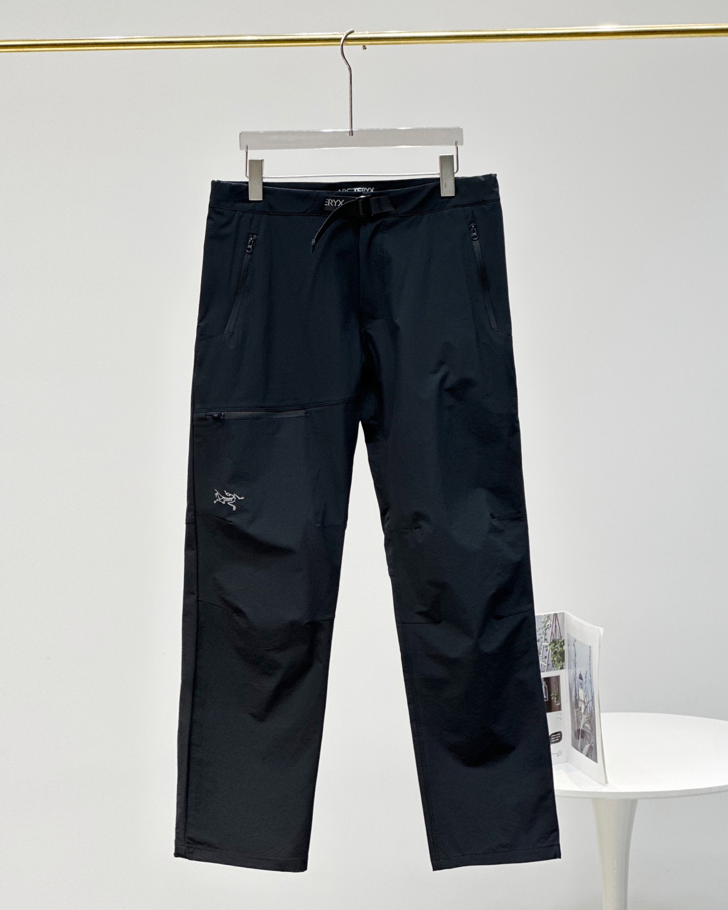 💰115
始祖鸟/ARC‘TERYX*男款防风户外多功能休闲速干机能长裤!不知如何形容它得舒适!好裤子就是不一样!首先这款裤子采用客供户外防泼水面料,柔软舒适!面料弹性具柔软舒适!且具有优异的耐用型,始Z鸟男款轻便灵活快干立体剪裁徒步运动裤 ,立体裁剪更修身, 更加适合运动,质感耐磨有增强, 整体户外标准风格。 特点:采用TerraTex面料,富有弹性、柔软舒适, 此面料具有优异的耐用性、透气性和吸湿排汗性能。 定位:轻便快干、弹力强,修身剪裁的远足短裤 剪裁:修身剪裁。 本款裤子面料带弹力!包容性强!耐磨抗撕裂而速干,富有高弹性,透气面料,能使水蒸气散去,助调节体温,提高穿着舒适度,保暖防风功能性很好表层是防风防泼水的!松紧腰+抽绳设计可自由调节大小,隐藏式拉链口袋,安全性非常好!而且裤型也非常赞!真正的3D立体剪裁!这款裤子简约大气,不分年龄段!无论是平时穿或者是户外登山钓鱼的兄弟们都说最佳选择,可休闲户外,兼顾城市超实用多用途性,喜欢的不要犹豫!
颜色:黑色 灰色
尺码:M-3XL
M 裤长98 臀围104
L 裤长100 臀围109
XL裤长102 臀围114
2XL裤长104 臀围119
3XL裤长106 臀围124
👉