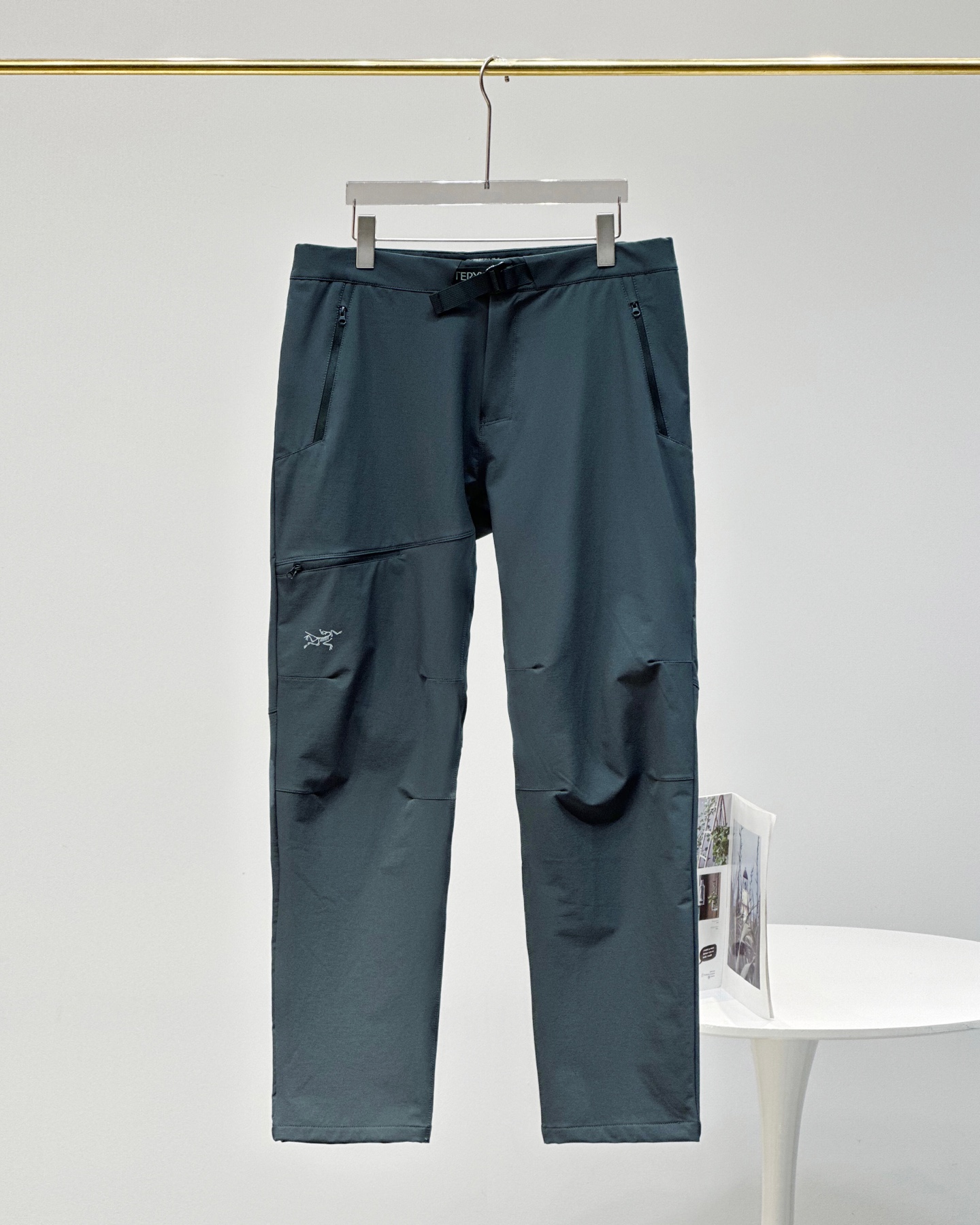 💰115
始祖鸟/ARC‘TERYX*男款防风户外多功能休闲速干机能长裤!不知如何形容它得舒适!好裤子就是不一样!首先这款裤子采用客供户外防泼水面料,柔软舒适!面料弹性具柔软舒适!且具有优异的耐用型,始Z鸟男款轻便灵活快干立体剪裁徒步运动裤 ,立体裁剪更修身, 更加适合运动,质感耐磨有增强, 整体户外标准风格。 特点:采用TerraTex面料,富有弹性、柔软舒适, 此面料具有优异的耐用性、透气性和吸湿排汗性能。 定位:轻便快干、弹力强,修身剪裁的远足短裤 剪裁:修身剪裁。 本款裤子面料带弹力!包容性强!耐磨抗撕裂而速干,富有高弹性,透气面料,能使水蒸气散去,助调节体温,提高穿着舒适度,保暖防风功能性很好表层是防风防泼水的!松紧腰+抽绳设计可自由调节大小,隐藏式拉链口袋,安全性非常好!而且裤型也非常赞!真正的3D立体剪裁!这款裤子简约大气,不分年龄段!无论是平时穿或者是户外登山钓鱼的兄弟们都说最佳选择,可休闲户外,兼顾城市超实用多用途性,喜欢的不要犹豫!
颜色:黑色 灰色
尺码:M-3XL
M 裤长98 臀围104
L 裤长100 臀围109
XL裤长102 臀围114
2XL裤长104 臀围119
3XL裤长106 臀围124
👉