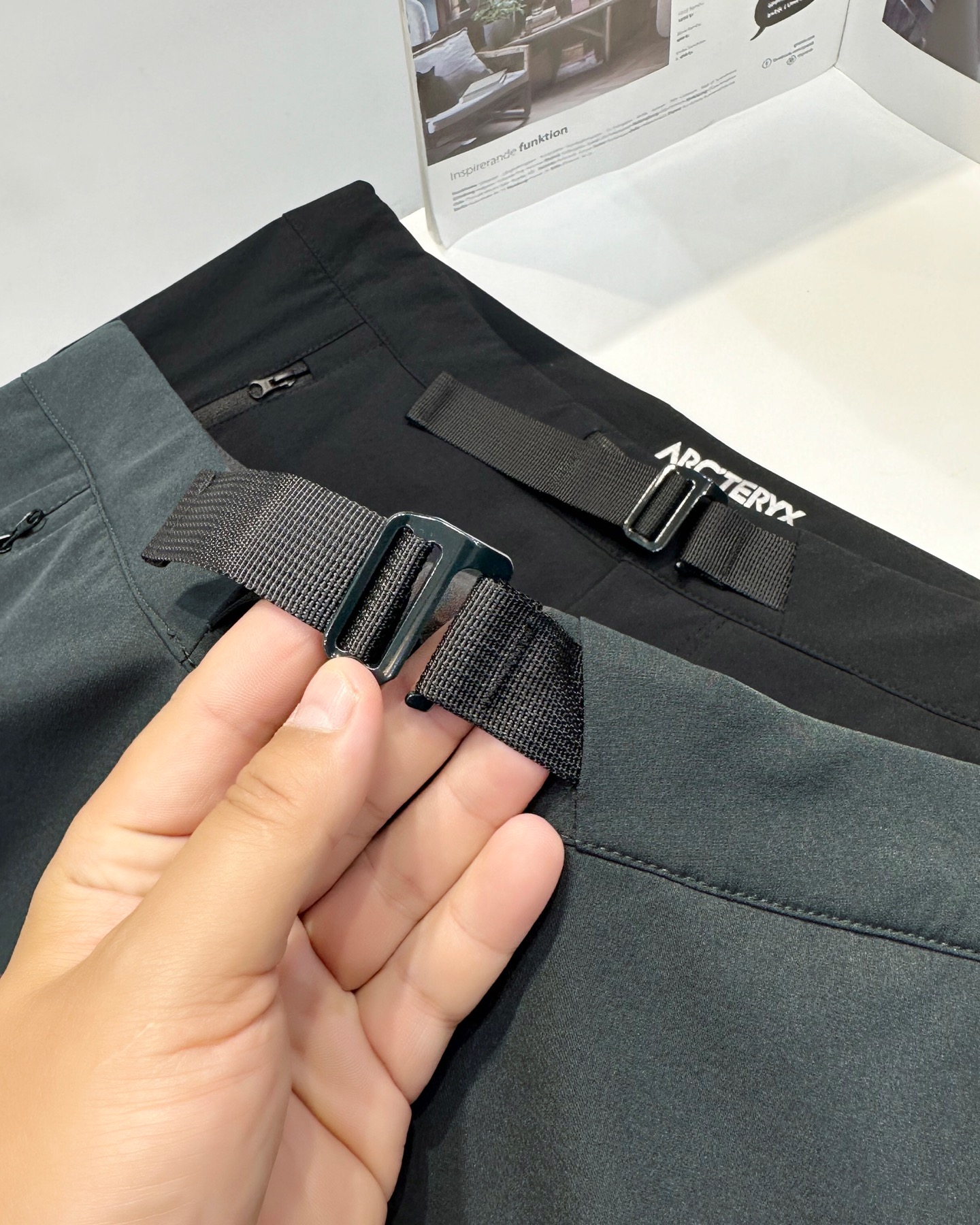 💰115
始祖鸟/ARC‘TERYX*男款防风户外多功能休闲速干机能长裤!不知如何形容它得舒适!好裤子就是不一样!首先这款裤子采用客供户外防泼水面料,柔软舒适!面料弹性具柔软舒适!且具有优异的耐用型,始Z鸟男款轻便灵活快干立体剪裁徒步运动裤 ,立体裁剪更修身, 更加适合运动,质感耐磨有增强, 整体户外标准风格。 特点:采用TerraTex面料,富有弹性、柔软舒适, 此面料具有优异的耐用性、透气性和吸湿排汗性能。 定位:轻便快干、弹力强,修身剪裁的远足短裤 剪裁:修身剪裁。 本款裤子面料带弹力!包容性强!耐磨抗撕裂而速干,富有高弹性,透气面料,能使水蒸气散去,助调节体温,提高穿着舒适度,保暖防风功能性很好表层是防风防泼水的!松紧腰+抽绳设计可自由调节大小,隐藏式拉链口袋,安全性非常好!而且裤型也非常赞!真正的3D立体剪裁!这款裤子简约大气,不分年龄段!无论是平时穿或者是户外登山钓鱼的兄弟们都说最佳选择,可休闲户外,兼顾城市超实用多用途性,喜欢的不要犹豫!
颜色:黑色 灰色
尺码:M-3XL
M 裤长98 臀围104
L 裤长100 臀围109
XL裤长102 臀围114
2XL裤长104 臀围119
3XL裤长106 臀围124
👉