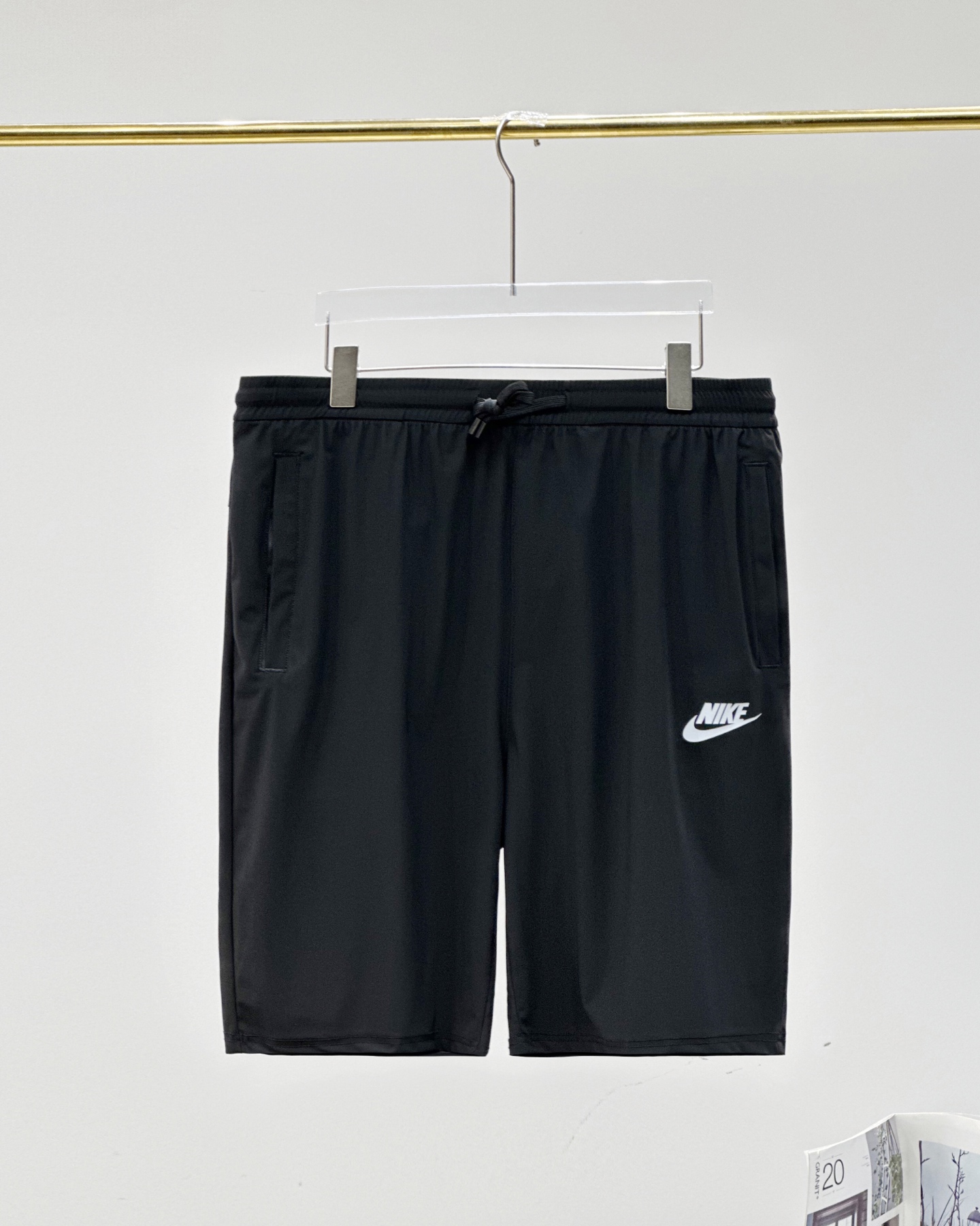 💰70

耐克Nike柜子同款户外机能速干短裤

定制小暗格速干冰感面料 冰丝面料透气性强，适合各种环境，跑步时方便排汗，舒适质地轻盈，不易褪色、变形， 腰间松紧弹簧拉绳设计，可任意拉伸松紧，口袋下方Nike 经典小标，小小的标志低调而又有一番风味，不会太繁杂，让人看着舒服。

Colour 黑色  灰色
Size   L XL 2XL 3XL 4XL 5XL

L 臀围96 裤长49（80-100斤）
XL 臀围100   裤长50(100-120斤)
2XL 臀围104    裤长51(120-140)
3XL臀围108   裤长52(140-160斤)
4XL臀围112  裤长53(160-180斤)
5XL臀围116  裤长54(180-200斤)


