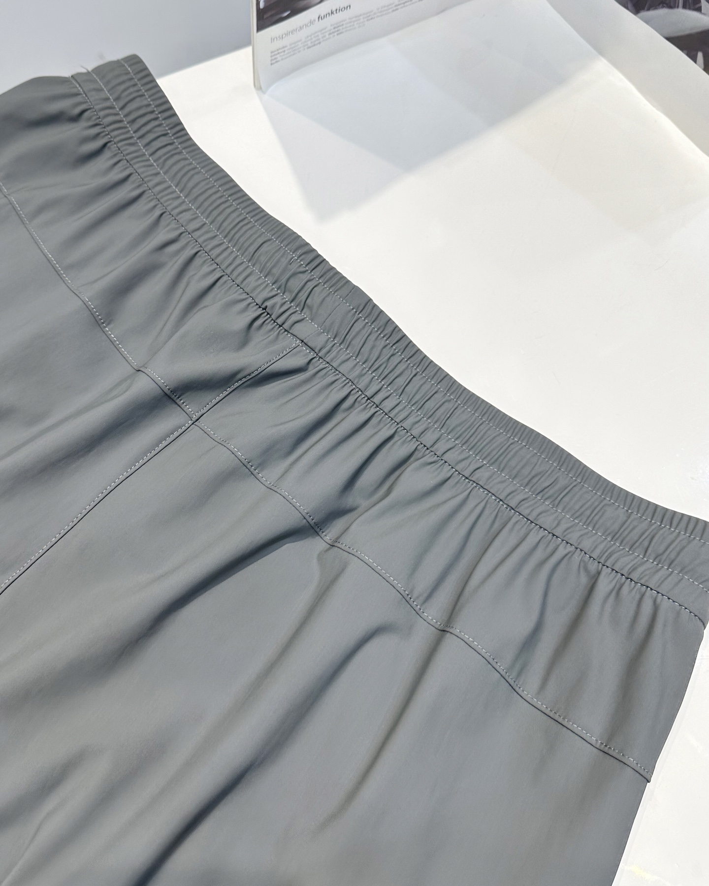 💰70

耐克Nike柜子同款户外机能速干短裤

定制小暗格速干冰感面料 冰丝面料透气性强，适合各种环境，跑步时方便排汗，舒适质地轻盈，不易褪色、变形， 腰间松紧弹簧拉绳设计，可任意拉伸松紧，口袋下方Nike 经典小标，小小的标志低调而又有一番风味，不会太繁杂，让人看着舒服。

Colour 黑色  灰色
Size   L XL 2XL 3XL 4XL 5XL

L 臀围96 裤长49（80-100斤）
XL 臀围100   裤长50(100-120斤)
2XL 臀围104    裤长51(120-140)
3XL臀围108   裤长52(140-160斤)
4XL臀围112  裤长53(160-180斤)
5XL臀围116  裤长54(180-200斤)


