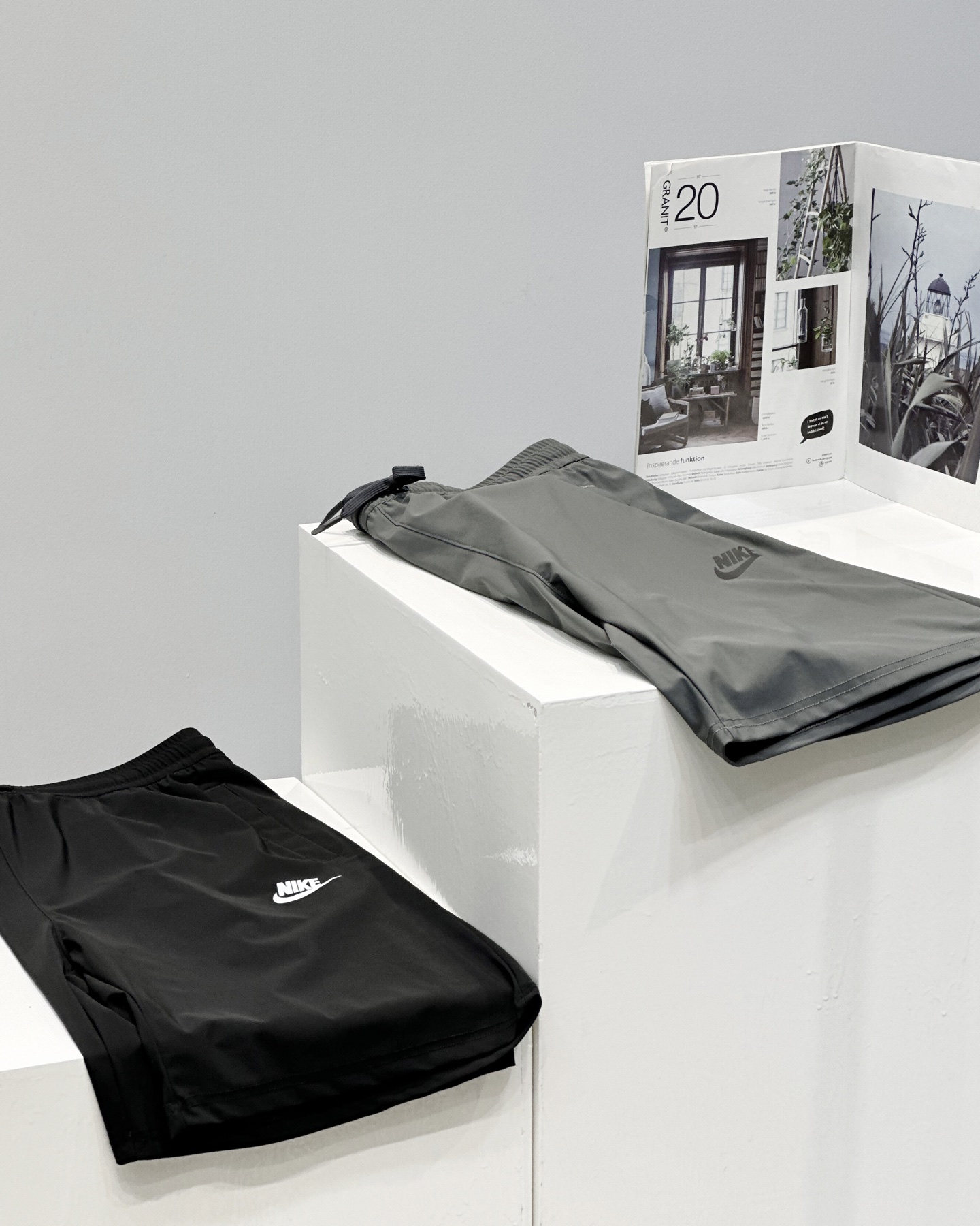 💰70

耐克Nike柜子同款户外机能速干短裤

定制小暗格速干冰感面料 冰丝面料透气性强，适合各种环境，跑步时方便排汗，舒适质地轻盈，不易褪色、变形， 腰间松紧弹簧拉绳设计，可任意拉伸松紧，口袋下方Nike 经典小标，小小的标志低调而又有一番风味，不会太繁杂，让人看着舒服。

Colour 黑色  灰色
Size   L XL 2XL 3XL 4XL 5XL

L 臀围96 裤长49（80-100斤）
XL 臀围100   裤长50(100-120斤)
2XL 臀围104    裤长51(120-140)
3XL臀围108   裤长52(140-160斤)
4XL臀围112  裤长53(160-180斤)
5XL臀围116  裤长54(180-200斤)


