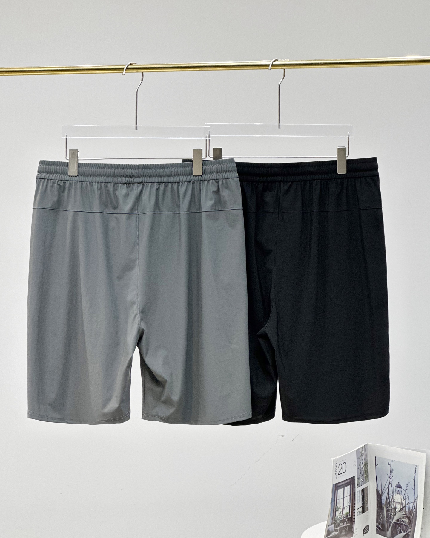💰70

耐克Nike柜子同款户外机能速干短裤

定制小暗格速干冰感面料 冰丝面料透气性强，适合各种环境，跑步时方便排汗，舒适质地轻盈，不易褪色、变形， 腰间松紧弹簧拉绳设计，可任意拉伸松紧，口袋下方Nike 经典小标，小小的标志低调而又有一番风味，不会太繁杂，让人看着舒服。

Colour 黑色  灰色
Size   L XL 2XL 3XL 4XL 5XL

L 臀围96 裤长49（80-100斤）
XL 臀围100   裤长50(100-120斤)
2XL 臀围104    裤长51(120-140)
3XL臀围108   裤长52(140-160斤)
4XL臀围112  裤长53(160-180斤)
5XL臀围116  裤长54(180-200斤)



