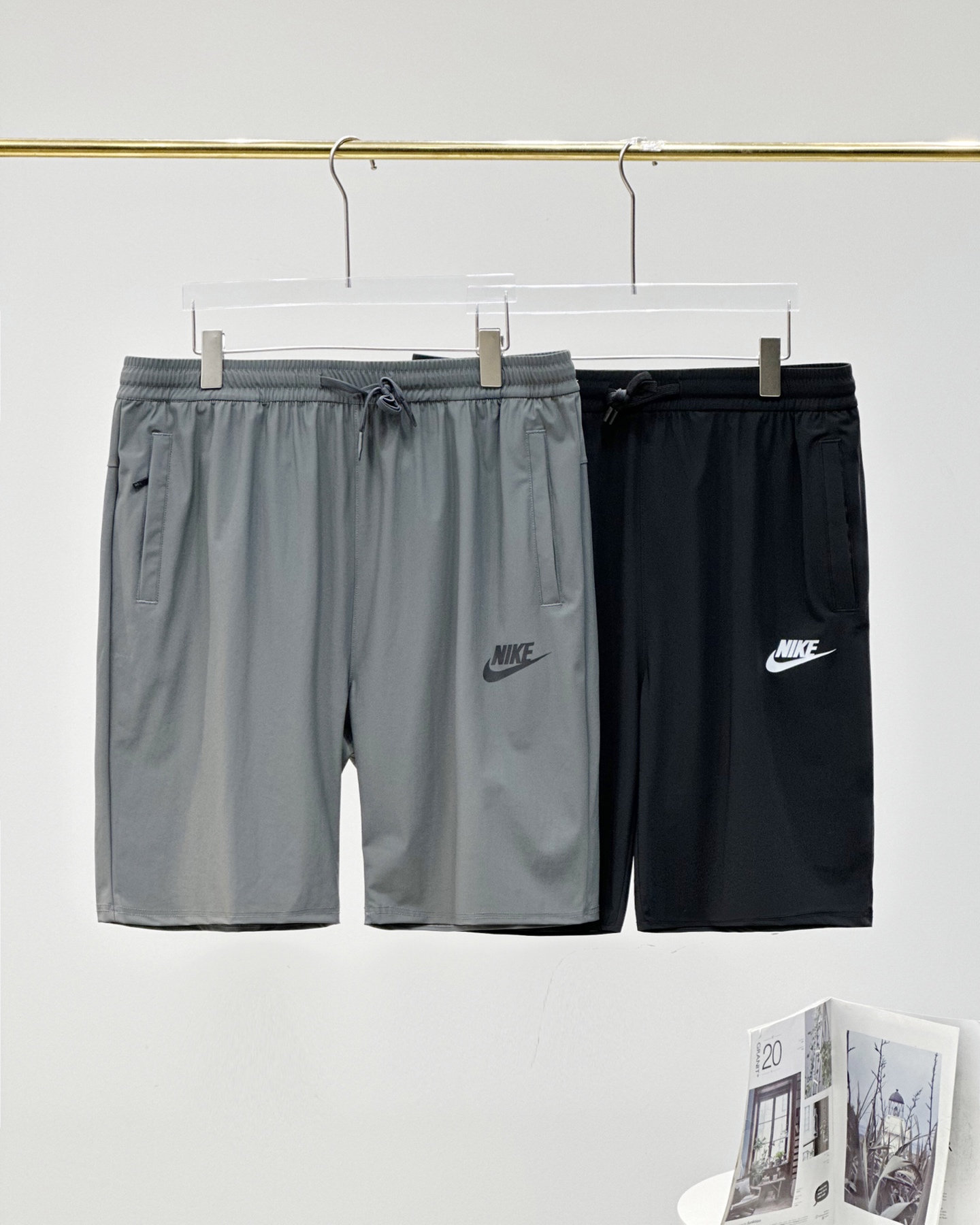 💰70

耐克Nike柜子同款户外机能速干短裤

定制小暗格速干冰感面料 冰丝面料透气性强，适合各种环境，跑步时方便排汗，舒适质地轻盈，不易褪色、变形， 腰间松紧弹簧拉绳设计，可任意拉伸松紧，口袋下方Nike 经典小标，小小的标志低调而又有一番风味，不会太繁杂，让人看着舒服。

Colour 黑色  灰色
Size   L XL 2XL 3XL 4XL 5XL

L 臀围96 裤长49（80-100斤）
XL 臀围100   裤长50(100-120斤)
2XL 臀围104    裤长51(120-140)
3XL臀围108   裤长52(140-160斤)
4XL臀围112  裤长53(160-180斤)
5XL臀围116  裤长54(180-200斤)


