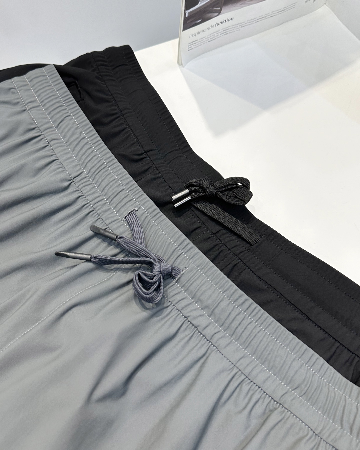 💰70

耐克Nike柜子同款户外机能速干短裤

定制小暗格速干冰感面料 冰丝面料透气性强，适合各种环境，跑步时方便排汗，舒适质地轻盈，不易褪色、变形， 腰间松紧弹簧拉绳设计，可任意拉伸松紧，口袋下方Nike 经典小标，小小的标志低调而又有一番风味，不会太繁杂，让人看着舒服。

Colour 黑色  灰色
Size   L XL 2XL 3XL 4XL 5XL

L 臀围96 裤长49（80-100斤）
XL 臀围100   裤长50(100-120斤)
2XL 臀围104    裤长51(120-140)
3XL臀围108   裤长52(140-160斤)
4XL臀围112  裤长53(160-180斤)
5XL臀围116  裤长54(180-200斤)


