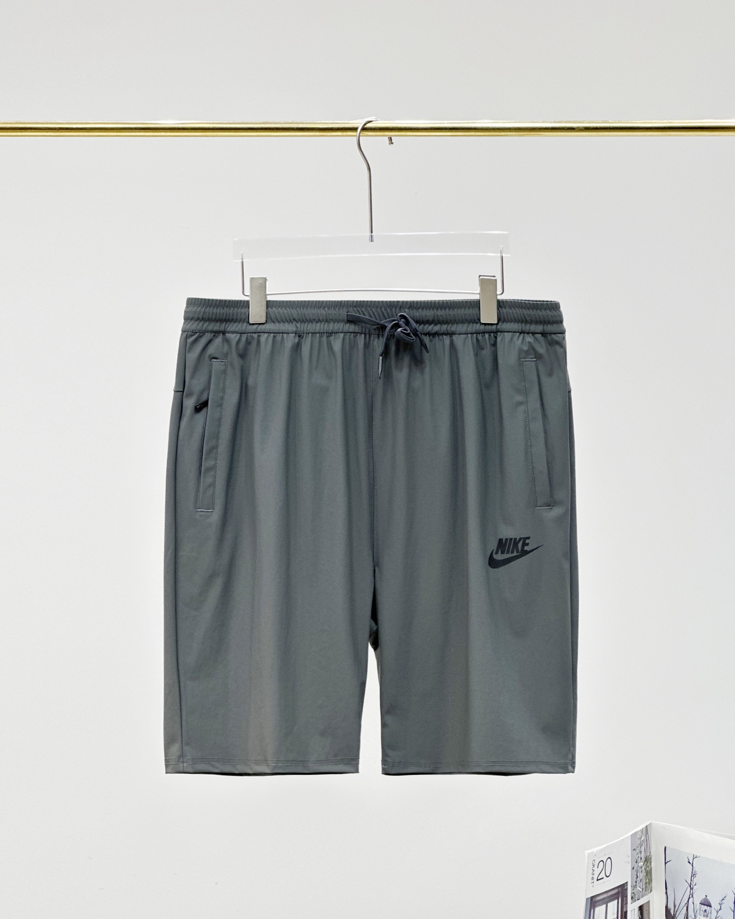 💰70

耐克Nike柜子同款户外机能速干短裤

定制小暗格速干冰感面料 冰丝面料透气性强，适合各种环境，跑步时方便排汗，舒适质地轻盈，不易褪色、变形， 腰间松紧弹簧拉绳设计，可任意拉伸松紧，口袋下方Nike 经典小标，小小的标志低调而又有一番风味，不会太繁杂，让人看着舒服。

Colour 黑色  灰色
Size   L XL 2XL 3XL 4XL 5XL

L 臀围96 裤长49（80-100斤）
XL 臀围100   裤长50(100-120斤)
2XL 臀围104    裤长51(120-140)
3XL臀围108   裤长52(140-160斤)
4XL臀围112  裤长53(160-180斤)
5XL臀围116  裤长54(180-200斤)


