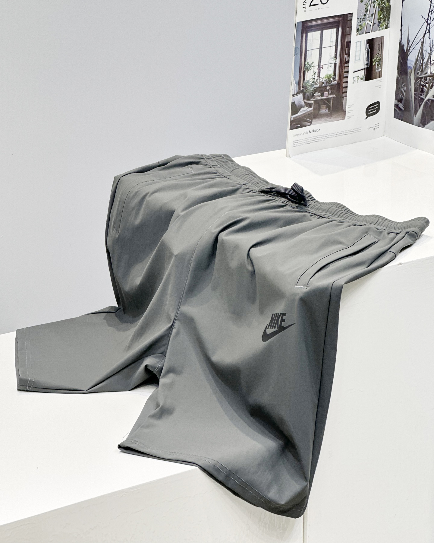 💰70

耐克Nike柜子同款户外机能速干短裤

定制小暗格速干冰感面料 冰丝面料透气性强，适合各种环境，跑步时方便排汗，舒适质地轻盈，不易褪色、变形， 腰间松紧弹簧拉绳设计，可任意拉伸松紧，口袋下方Nike 经典小标，小小的标志低调而又有一番风味，不会太繁杂，让人看着舒服。

Colour 黑色  灰色
Size   L XL 2XL 3XL 4XL 5XL

L 臀围96 裤长49（80-100斤）
XL 臀围100   裤长50(100-120斤)
2XL 臀围104    裤长51(120-140)
3XL臀围108   裤长52(140-160斤)
4XL臀围112  裤长53(160-180斤)
5XL臀围116  裤长54(180-200斤)


