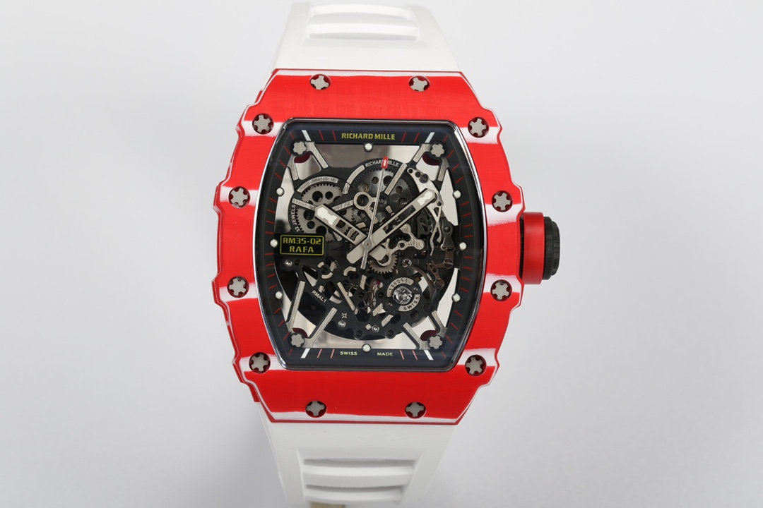 NO:764415,『RICHARD MILLE』 Richard Mille / double spring, [integrated movement, white sapphire shock absorber] This is the first work in this series equipped with an automatic winding movement, and the entire case is made of full carbon fiber material. The RM35-02 case is made of NTT  Made of carbon fiber, it is characterized by lightness, color retention and durability, and the surface texture is delicate and natural. The case has super impact resistance and can easily withstand any strenuous sports. The case is slim and fits the hand, and the original size is 49.5mm/44.5mm/13.05mm. Equipped with RMAL1  An automatic winding movement with a swing frequency of 28800vh and dual barrels providing 55 hours of power storage. The main plywood and bridge plates of the movement made of grade 5 titanium are decorated with VD coating, which is full of modern aesthetics, even for those who are not too obsessed with technology.  You can appreciate the unique mechanical aesthetic. (Pay attention to the true integrated movement, the moving balance spring, the white sapphire shock absorber on the movement surface, the white sapphire shock absorber and adjuster outer pile on the bottom of the movement, the real movement gears, the carbon black gear at 12 o'clock, and say goodbye to the fake plywood movement.)  'Perspective' is a consistent feature of Richard Mille. RM 35-02 specially adds a striking luminous pattern on the top of the hour, minute and second hands, which facilitates reading without compromising its transparency. The back of the watch is made of anti-reflective sapphire crystal glass mechanical watch.19860909『RICHARD MILLE』 理查米尔 / 双发条,【一体机芯 白宝石避震】 这是该系列第一枚搭载自动上链机芯的作品,并且别出心裁地使用全碳纤维材料来制作整个表壳. RM35-02 表壳以NTT 碳纤维打造,特点是轻盈、保色与耐用,且表面纹理细腻自然独特；表壳具备超强的抗冲击力,任何剧烈体育运动都能轻松承受.壳套纤薄贴手,原品尺寸为49.5mm/44.5mm/13.05mm 搭载RMAL1 自动上链机芯,摆频28800vh,双发条盒提供55小时动力存储.由5级钛制作的机芯主夹板、桥板等经过VD镀层的装饰,富有现代风格的美感,即便对于技术不太执着的人也可以体味到独特的机械审美.（注意真一体机芯,会动摆轮游丝,机芯面白宝石避震器,机芯底白宝石避震器和调整器外桩,机芯齿轮真实,12点位置碳黑齿轮,告别假夹板机芯.） 「透视」是 Richard Mille 一贯的特色,RM 35-02 特别在时分秒指针顶端添加了醒目的夜光图案,方便读时的同时不损害其通透性.表背选择了防反射的蓝宝石水晶玻璃机械腕表 ,,,Watch