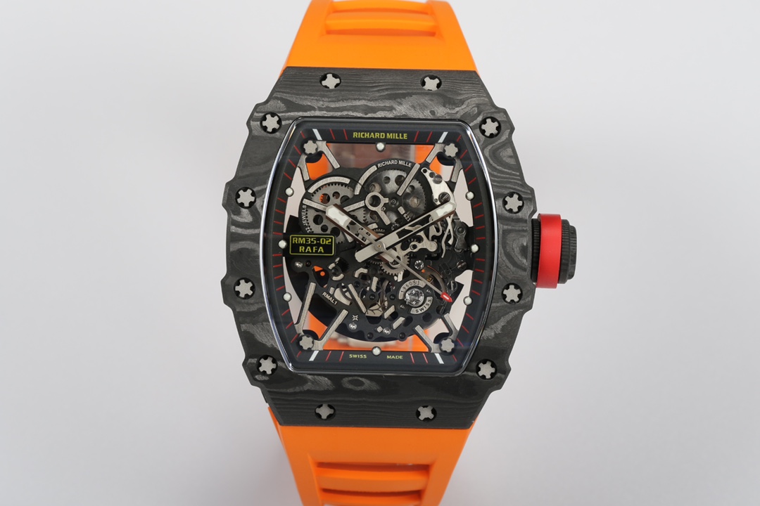 NO:764421,『RICHARD MILLE』 Richard Mille / double spring, [integrated movement, white sapphire shock absorber] This is the first work in this series equipped with an automatic winding movement, and the entire case is made of full carbon fiber material. The RM35-02 case is made of NTT  Made of carbon fiber, it is characterized by lightness, color retention and durability, and the surface texture is delicate and natural. The case has super impact resistance and can easily withstand any strenuous sports. The case is slim and fits the hand, and the original size is 49.5mm/44.5mm/13.05mm. Equipped with RMAL1  An automatic winding movement with a swing frequency of 28800vh and dual barrels providing 55 hours of power storage. The main plywood and bridge plates of the movement made of grade 5 titanium are decorated with VD coating, which is full of modern aesthetics, even for those who are not too obsessed with technology.  You can appreciate the unique mechanical aesthetic. (Pay attention to the true integrated movement, the moving balance spring, the white sapphire shock absorber on the movement surface, the white sapphire shock absorber and adjuster outer pile on the bottom of the movement, the real movement gears, the carbon black gear at 12 o'clock, and say goodbye to the fake plywood movement.)  'Perspective' is a consistent feature of Richard Mille. RM 35-02 specially adds a striking luminous pattern on the top of the hour, minute and second hands, which facilitates reading without compromising its transparency. The back of the watch is made of anti-reflective sapphire crystal glass mechanical watch.19860909『RICHARD MILLE』 理查米尔 / 双发条,【一体机芯 白宝石避震】 这是该系列第一枚搭载自动上链机芯的作品,并且别出心裁地使用全碳纤维材料来制作整个表壳. RM35-02 表壳以NTT 碳纤维打造,特点是轻盈、保色与耐用,且表面纹理细腻自然独特；表壳具备超强的抗冲击力,任何剧烈体育运动都能轻松承受.壳套纤薄贴手,原品尺寸为49.5mm/44.5mm/13.05mm 搭载RMAL1 自动上链机芯,摆频28800vh,双发条盒提供55小时动力存储.由5级钛制作的机芯主夹板、桥板等经过VD镀层的装饰,富有现代风格的美感,即便对于技术不太执着的人也可以体味到独特的机械审美.（注意真一体机芯,会动摆轮游丝,机芯面白宝石避震器,机芯底白宝石避震器和调整器外桩,机芯齿轮真实,12点位置碳黑齿轮,告别假夹板机芯.） 「透视」是 Richard Mille 一贯的特色,RM 35-02 特别在时分秒指针顶端添加了醒目的夜光图案,方便读时的同时不损害其通透性.表背选择了防反射的蓝宝石水晶玻璃机械腕表 ,,,Watch
