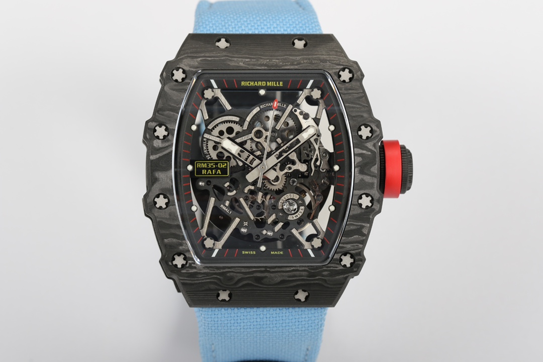 NO:147253,[Integrated movement White Gem Shock Absorbing] RM 『RICHARD MILLE』 Richard Mill RM35-02 This is the first work in the series equipped with an automatic movement, and it uses all carbon fiber materials to make the entire case ingeniously. The case is made of NTT carbon fiber, characterized by lightness, color retention and durability, and the surface texture is delicate and natural. The case has super impact resistance and can be easily withstand any intense sports. The case cover is slim and fits the hand, and the original size is 49.94x44.5x13.05mm Equipped with RMAL1  The automatic winding movement, with a swing frequency of 28800vh, and a double barrel provides 55-hour power storage. The movement's main plywood, bridge board, etc. are decorated with VD coating, which is decorated with a modern style. Even those who are not very persistent in technology can experience the unique mechanical aesthetic. (Note the true integrated movement, which can move balance springs, white gem shock absorber on the movement surface, white gem shock absorber on the bottom of the movement and external piles of the adjuster, the movement gear is real, and the carbon black gear at the 12 o'clock position is far away from the fake plywood movement.) 